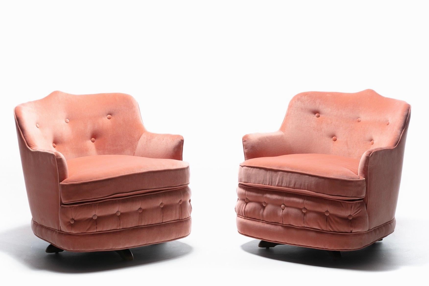Pair of Moroccan Modern Hollywood Regency Swivel Chairs in Pink Velvet In Good Condition In Saint Louis, MO