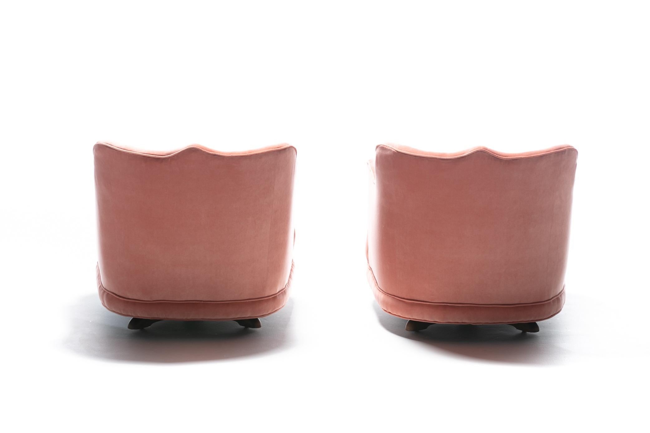 Mid-20th Century Pair of Moroccan Modern Hollywood Regency Swivel Chairs in Pink Velvet