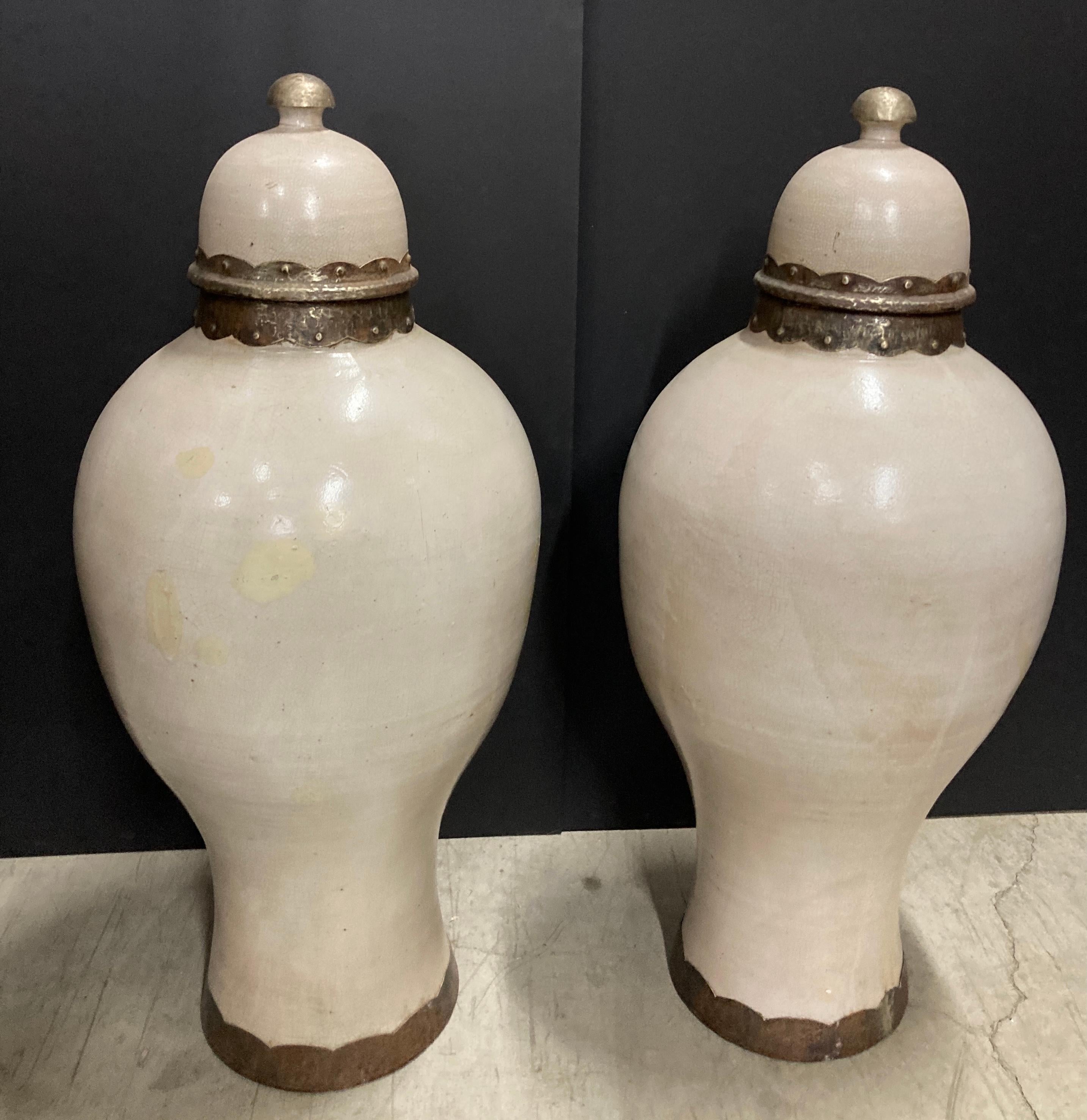 Hand-Crafted Pair of Moroccan Moorish Olive Jars with Lid from Fez, Ivory Color