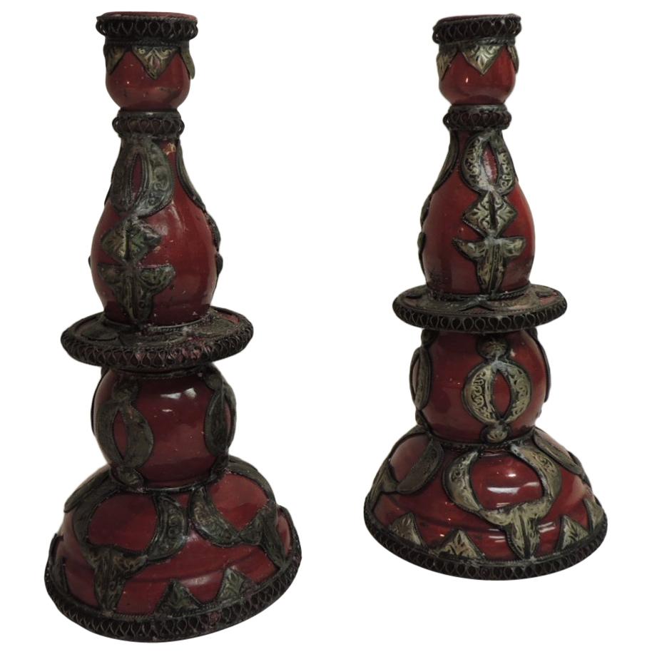 Paar marokkanische Terrakotta-Kerzenhalter aus roter und silberner Terrakotta
