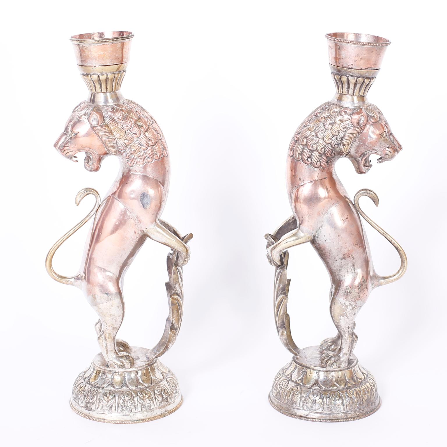 Antica coppia di candelabri marocchini a forma di leone realizzati in rame e ottone con una finitura argentata ormai consumata alla perfezione.