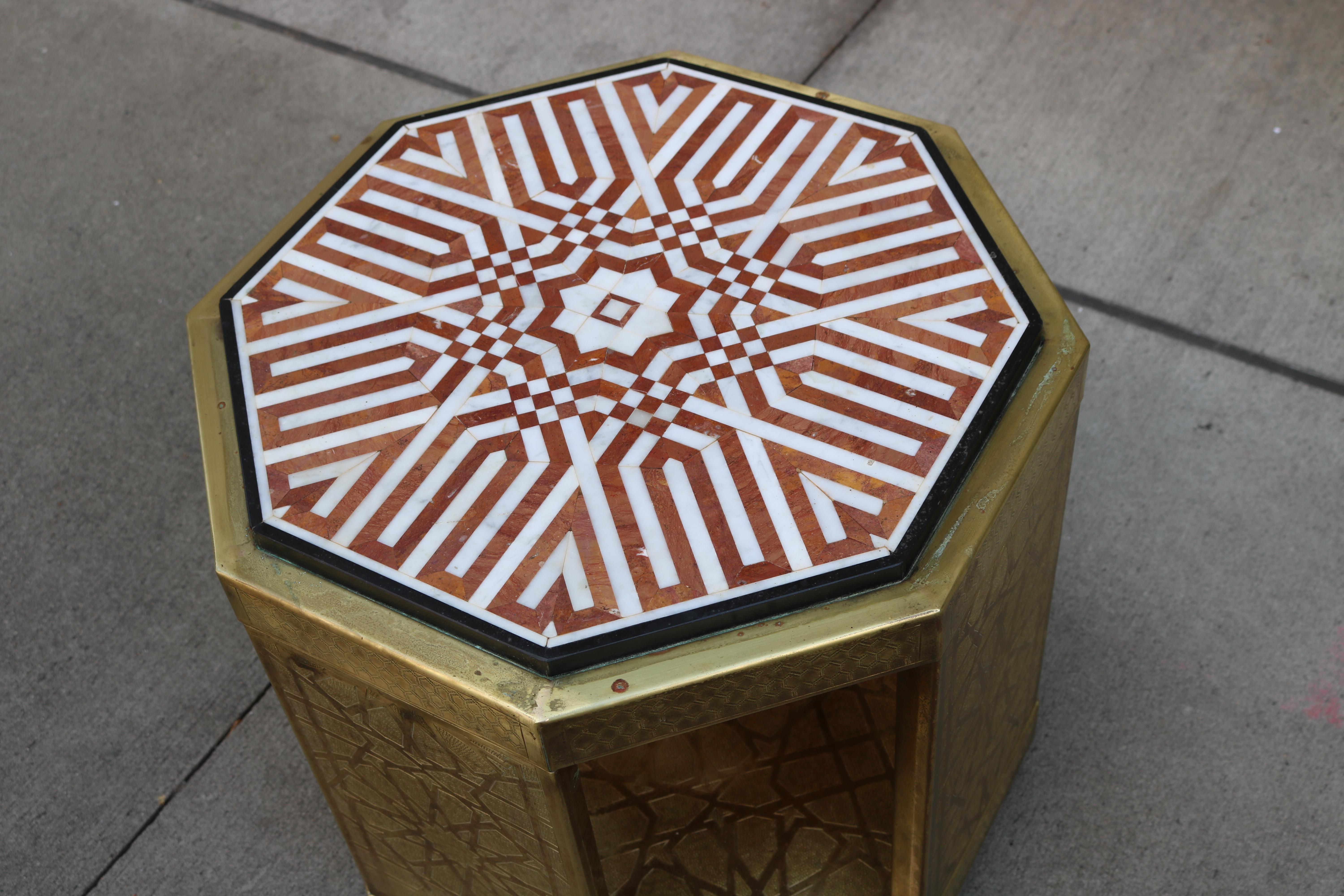 Paire de tables d'appoint de style marocain. 
Laiton avec plateaux octogonaux incrustés de marbre.