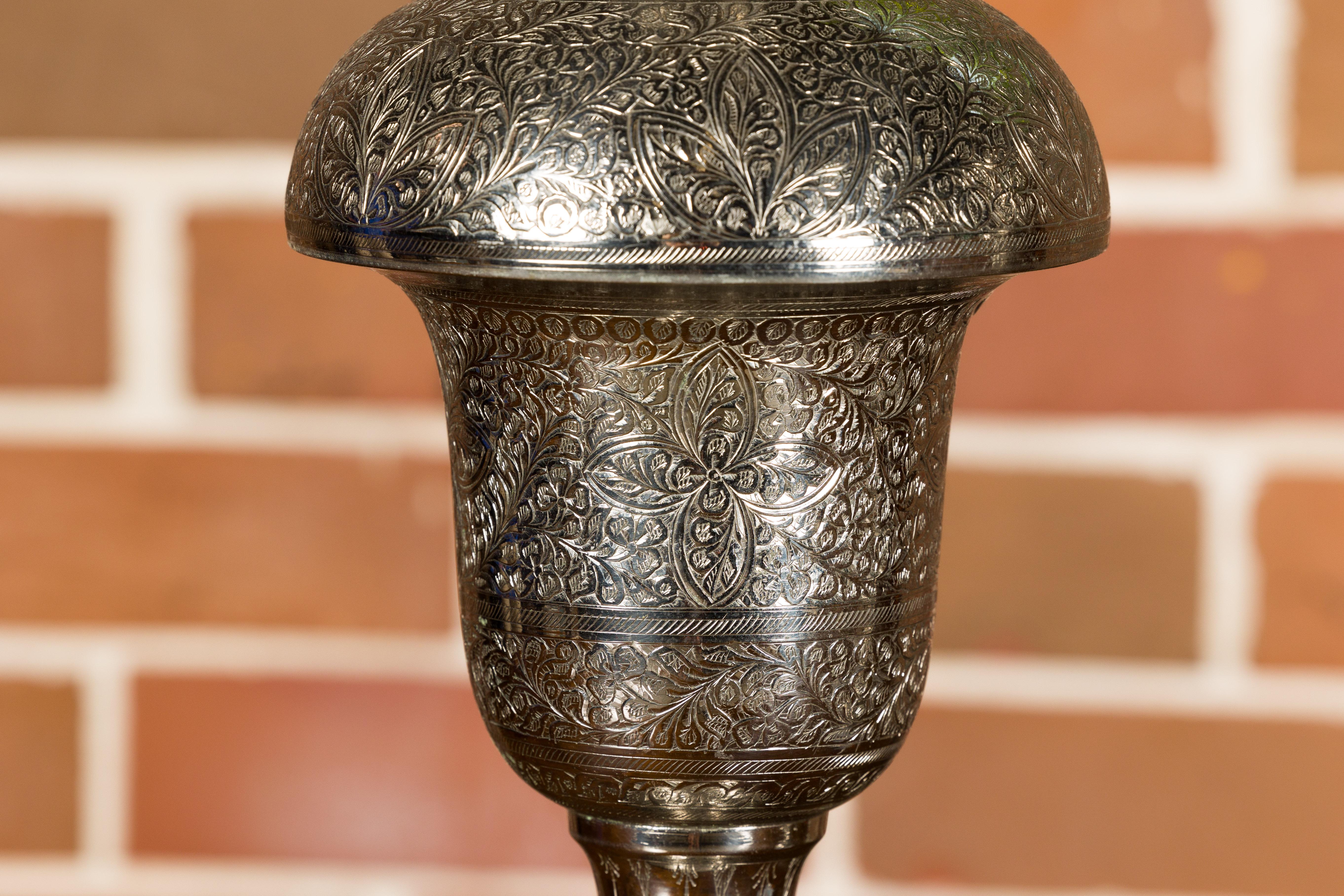 Paire de lampes tôle marocaines sur socle en lucite avec décor floral gravé, milieu du siècle dernier en vente 7