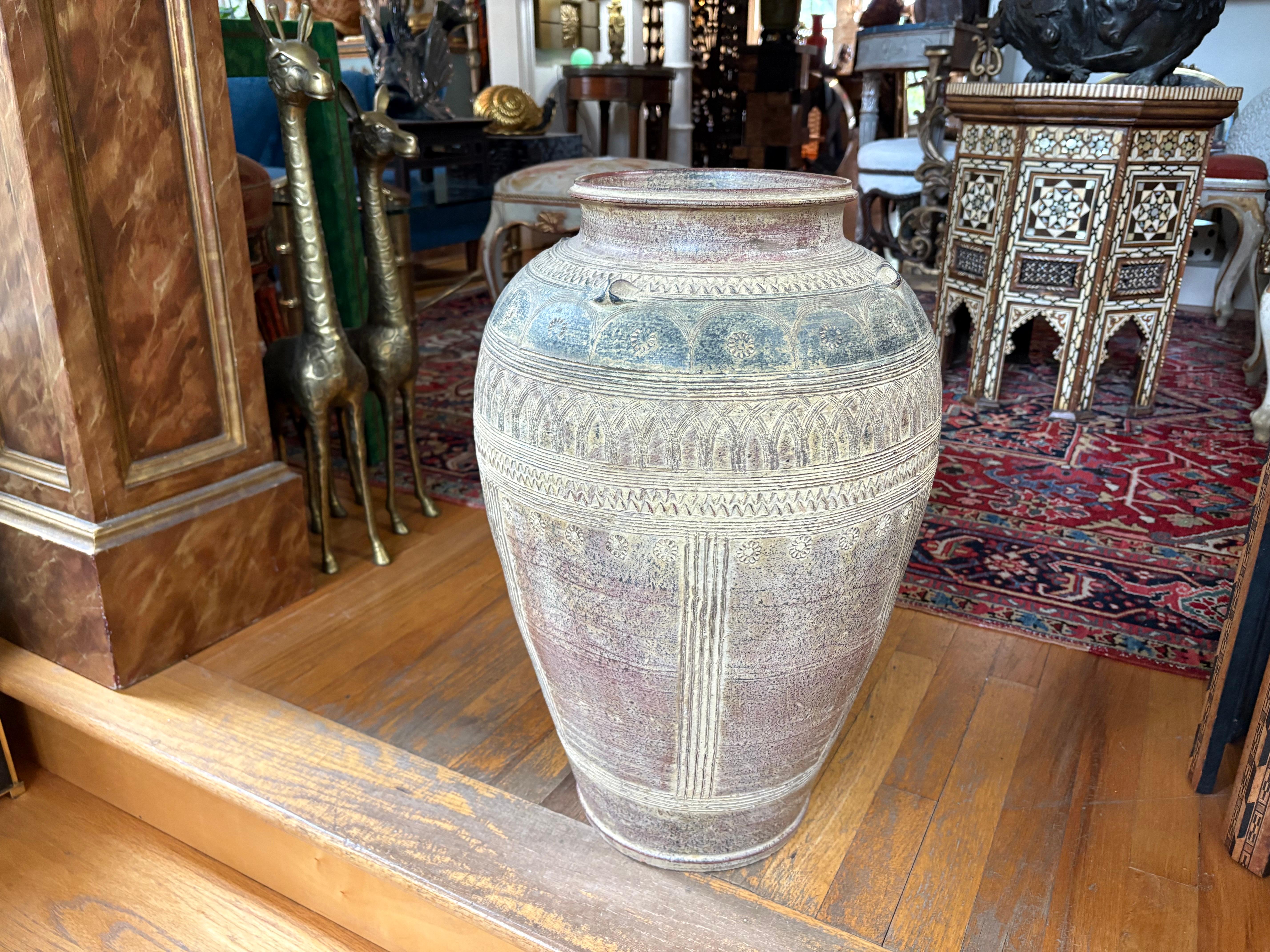 Paire d'urnes marocaines.
Nous vous proposons une grande paire d'urnes en terre cuite incisée du Maroc.
Ces urnes mauresques ont un ton de couleur subtil qui conviendra à une variété d'intérieurs ou sur un patio ou dans un jardin.
Très décoratif !