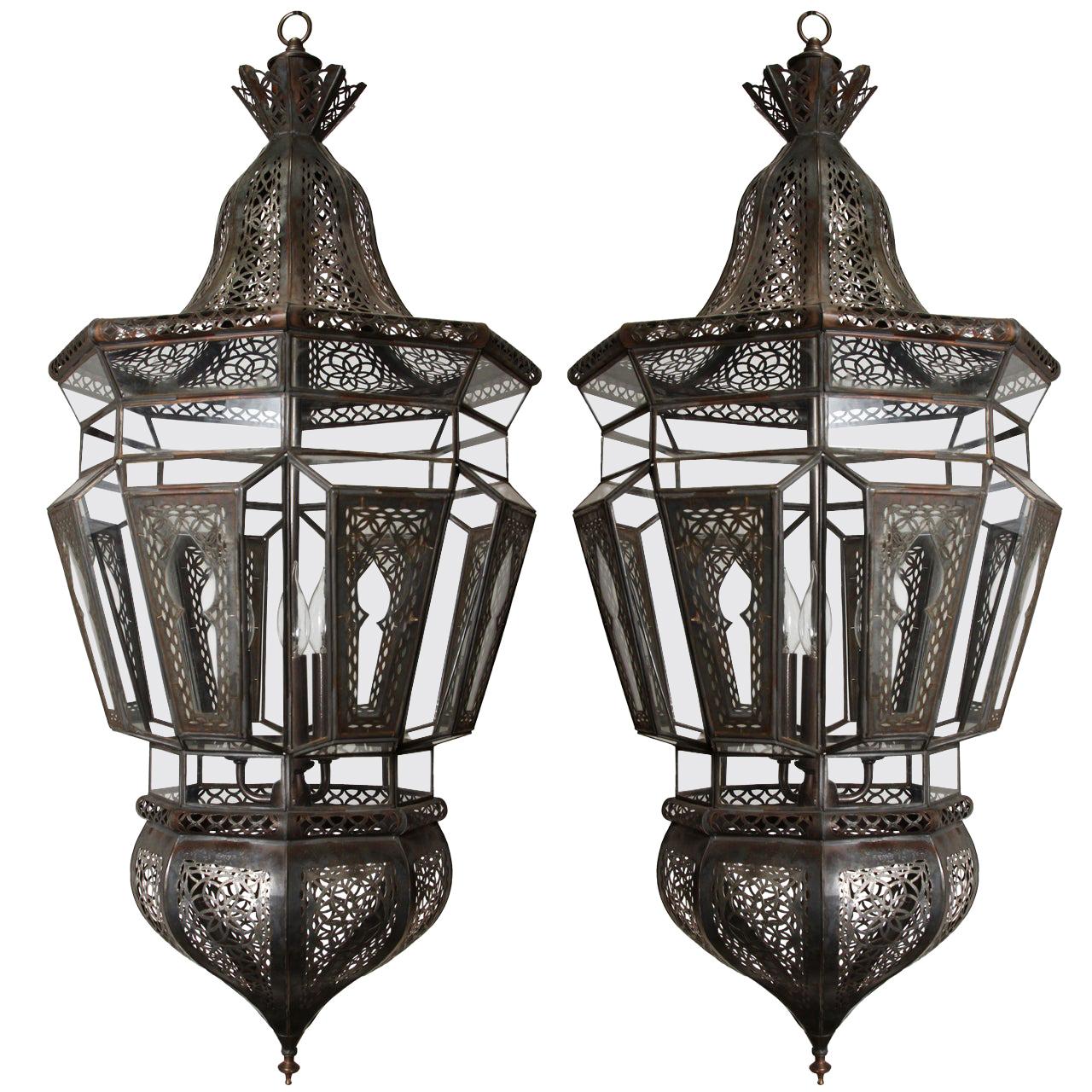 Pareja de lámparas colgantes marroquíes vintage de cristal morisco en venta