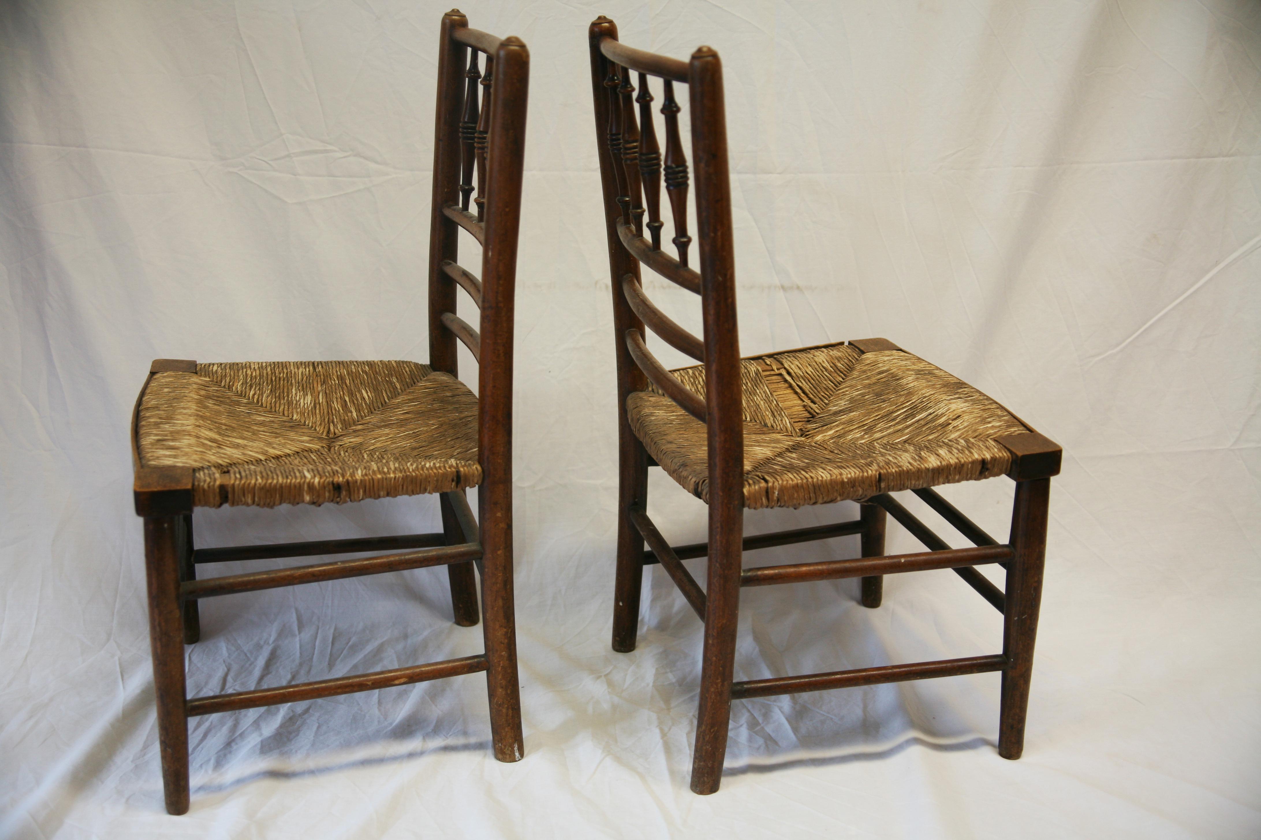 A charming pair of antique Morris and Co. children's rush seat chairs with turned spindle backs from the 1900s.

Height : 63 cm - 24.8 in
Width : 34 cm - 13.39 in
Depth : 30 cm - 11.81 in 

A charming pair of antique Morris and Co. children's