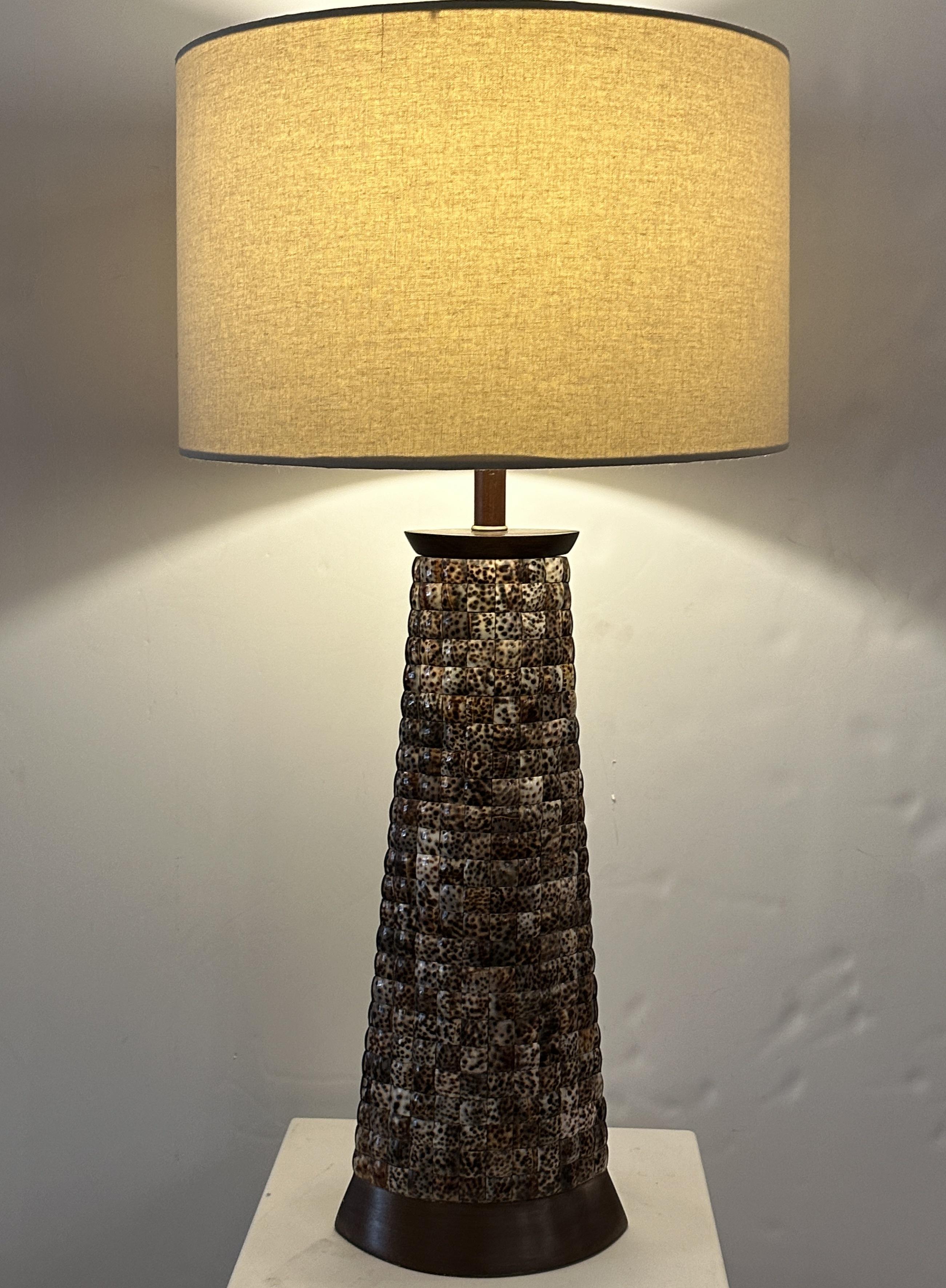 Américain Paire de lampes de bureau Palecek en mosaïque coquillage léopard en vente