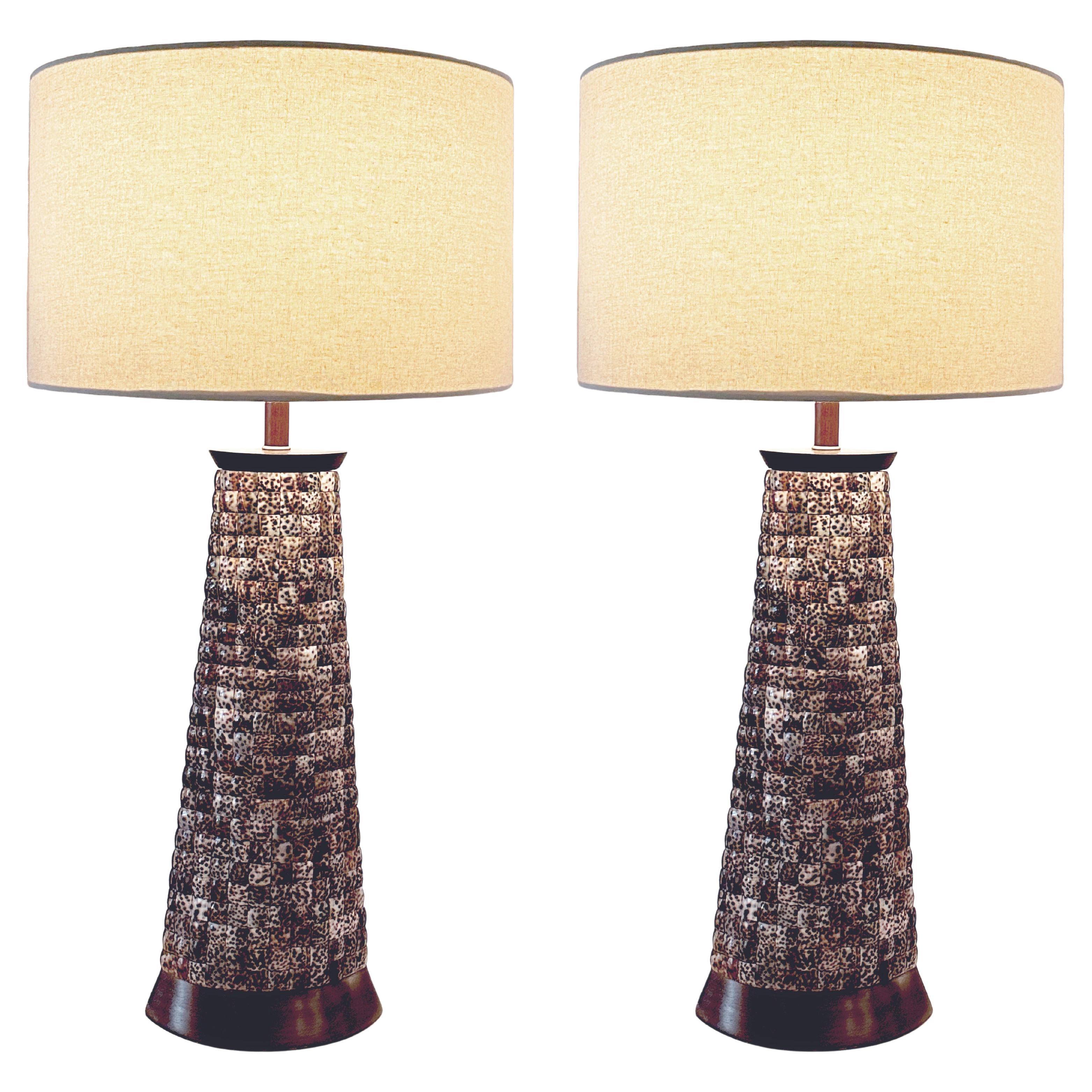 Paire de lampes de bureau Palecek en mosaïque coquillage léopard en vente