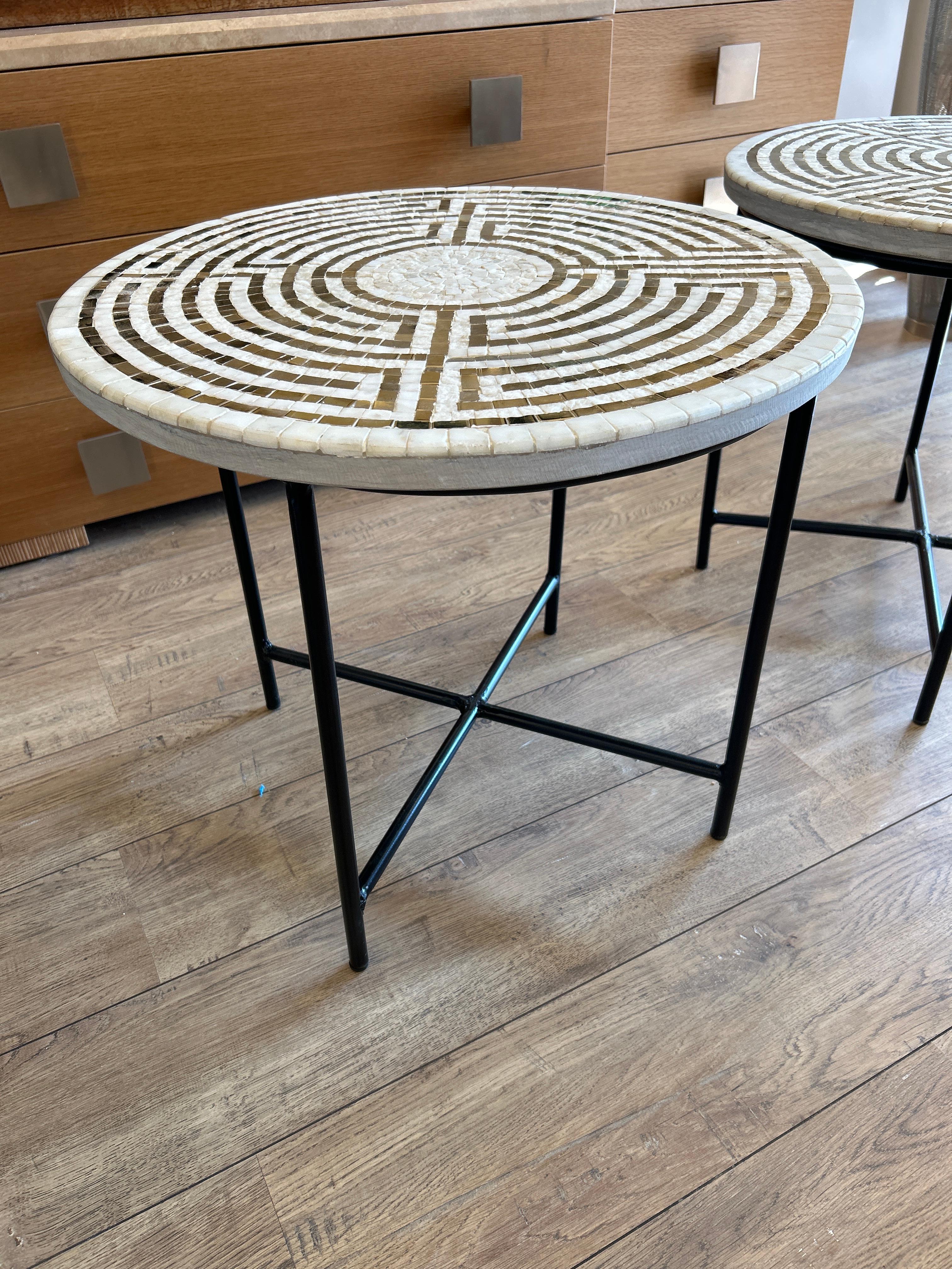 Pareja de mesas auxiliares de mosaico, S. XX en Bueno estado para la venta en Nice, FR