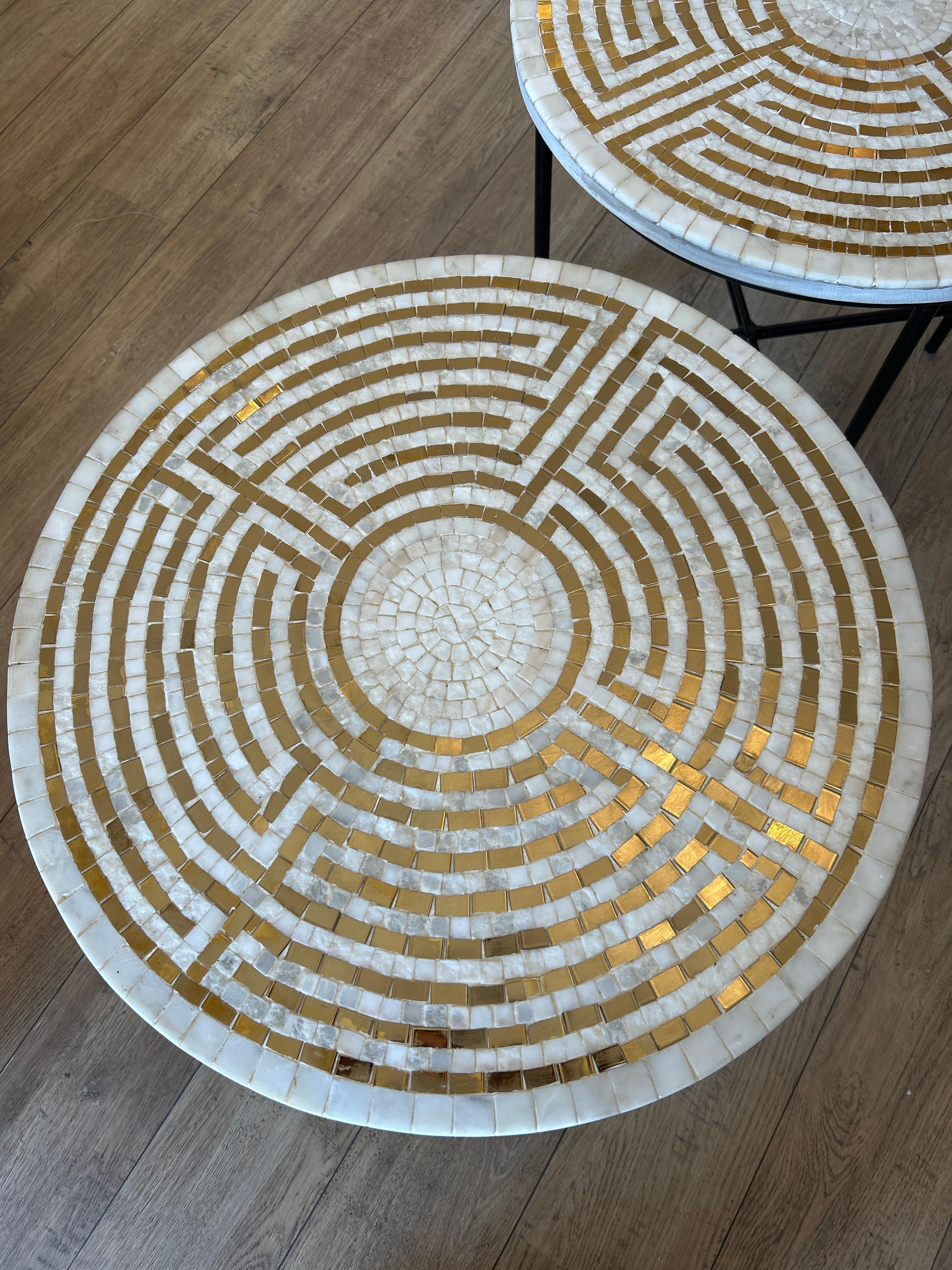 Pareja de mesas auxiliares de mosaico, S. XX Mármol en venta