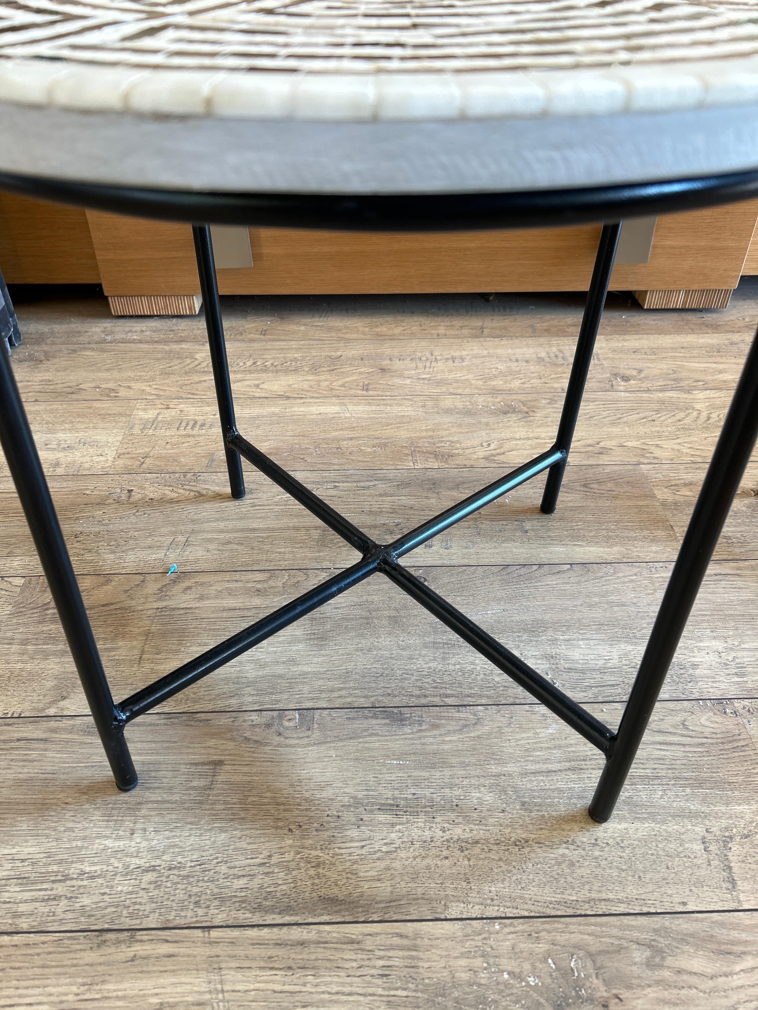 Pareja de mesas auxiliares de mosaico, S. XX en venta 1