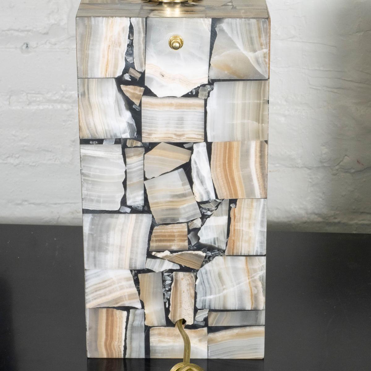 Paire de lampes de table de style mosaïque incrustées d'onyx en vente 3