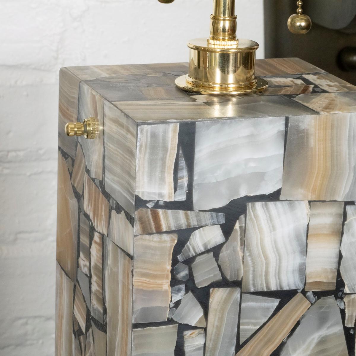 Paire de lampes de table de style mosaïque incrustées d'onyx en vente 4