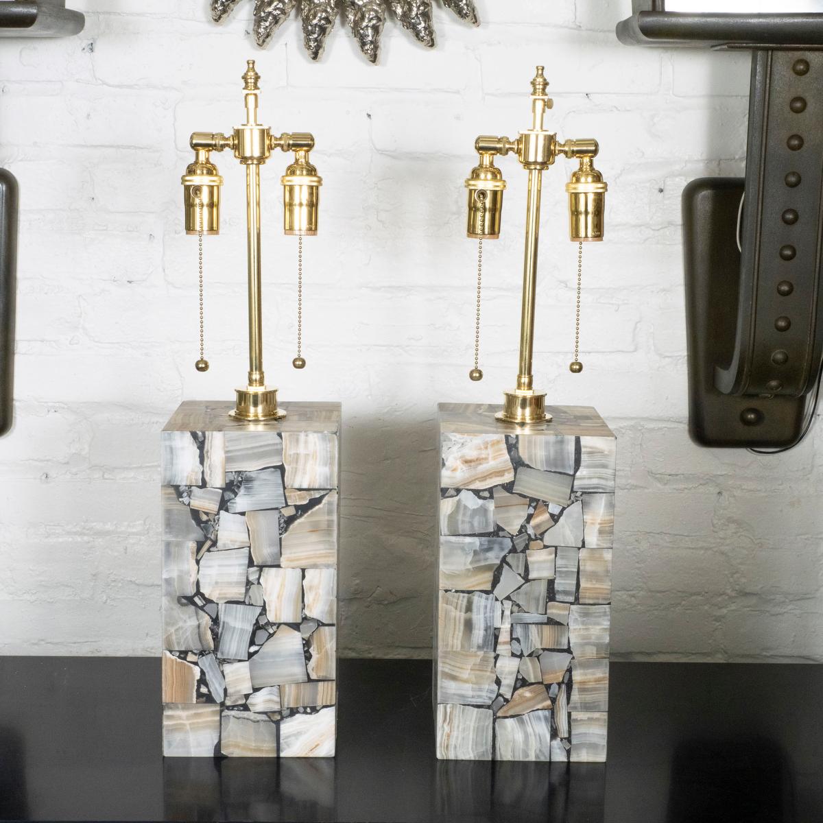 Paire de lampes de table à incrustation d'onyx de style mosaïque. Les lampes sont dotées d'un éclairage intérieur commandé par un interrupteur intégré.