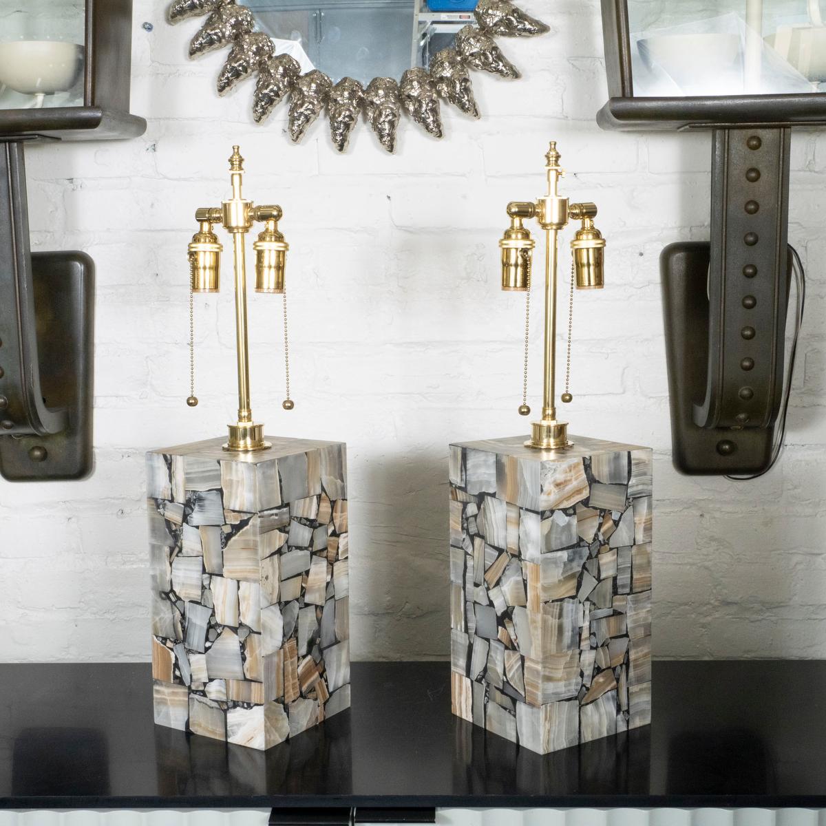 Mid-Century Modern Paire de lampes de table de style mosaïque incrustées d'onyx en vente