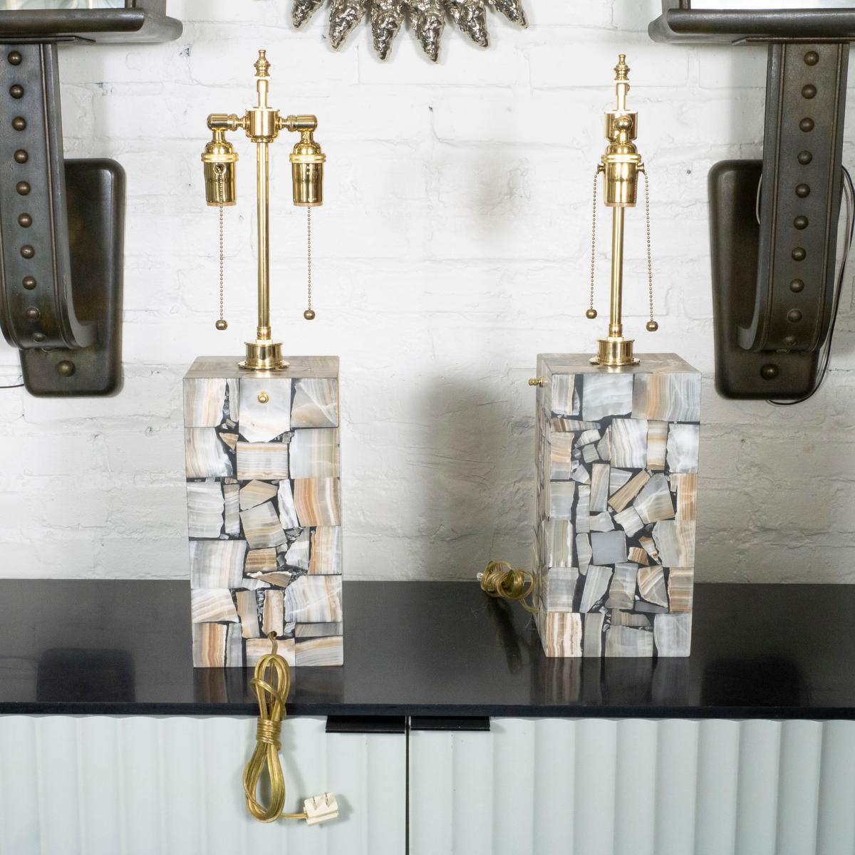 italien Paire de lampes de table de style mosaïque incrustées d'onyx en vente