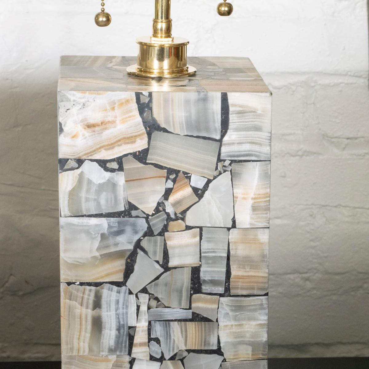 Laiton Paire de lampes de table de style mosaïque incrustées d'onyx en vente
