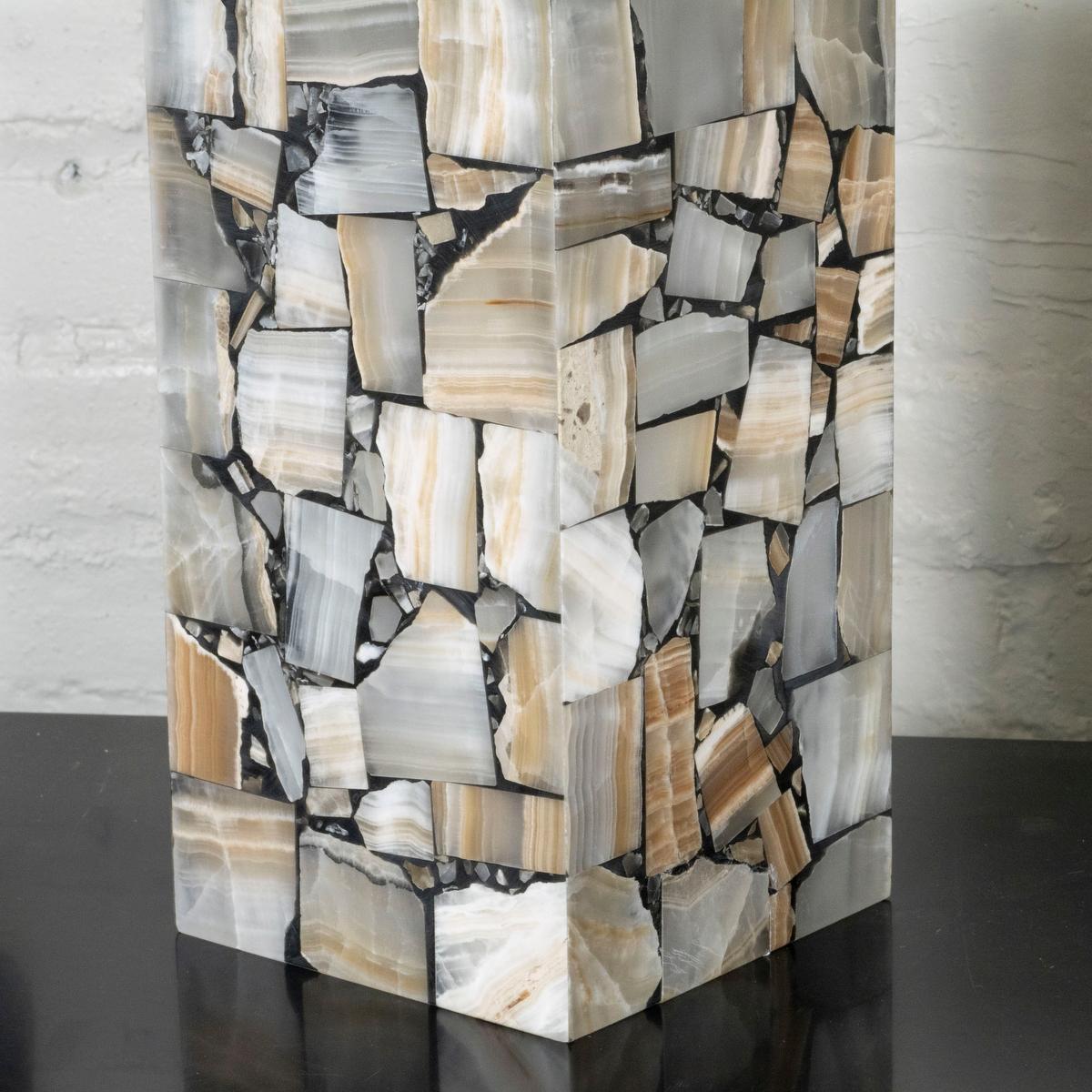 Paire de lampes de table de style mosaïque incrustées d'onyx en vente 2