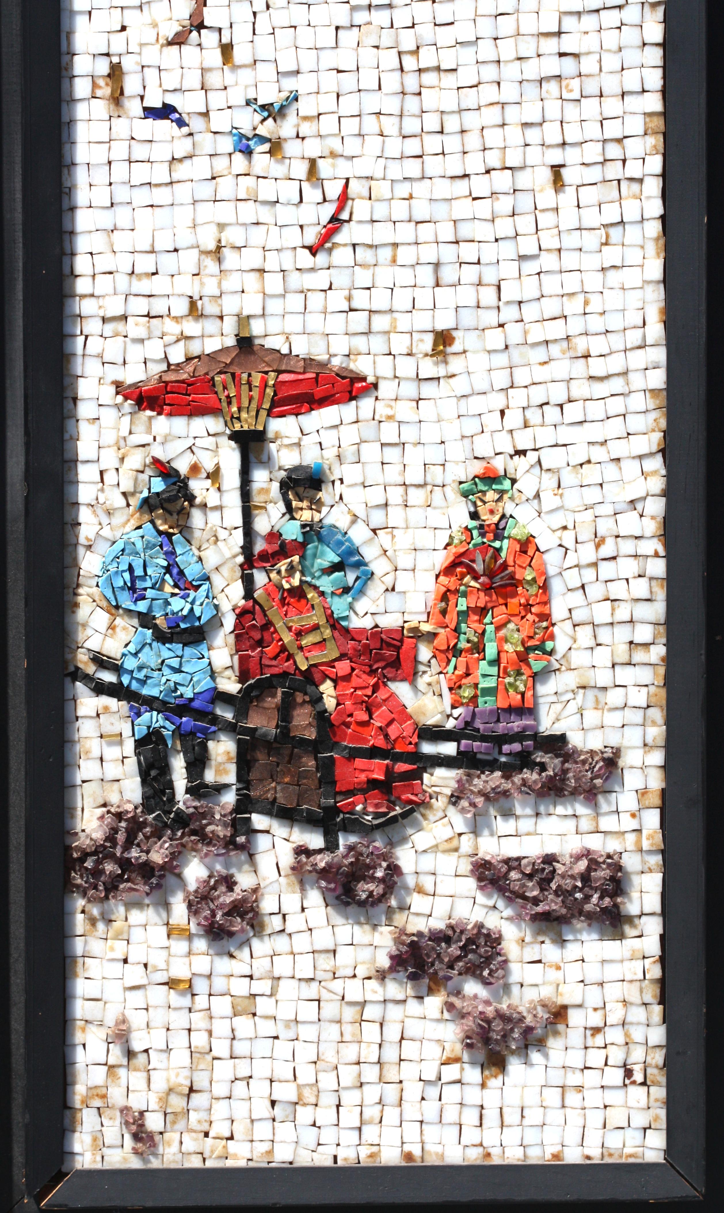 
Paire de panneaux en mosaïque
Milieu du 20e siècle. Le revers de l'un d'entre eux porte l'inscription Mosaic Workshop PO 67343. Chacune représente une scène asiatique d'un personnage devant une cage à oiseaux et d'un personnage transporté sur une