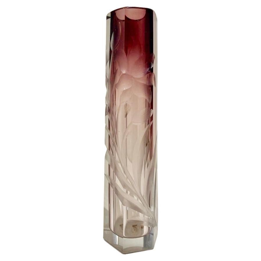 Pareja de jarrones Moser de vidrio calcográfico con amatista tallada a transparente, circa 1900 Art Nouveau en venta