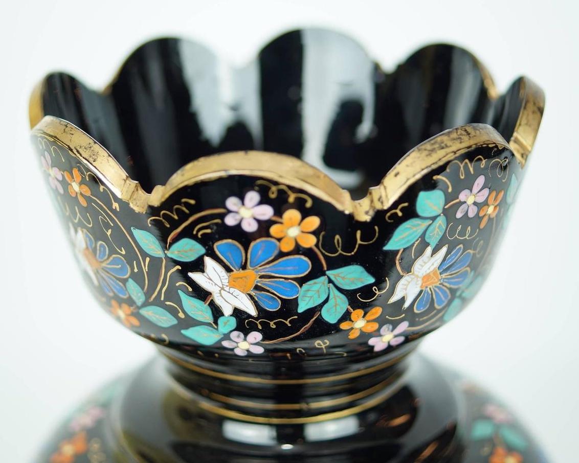 Coppia di vasi in vetro smaltato Moser con decorazioni di uccelli e fiori.
