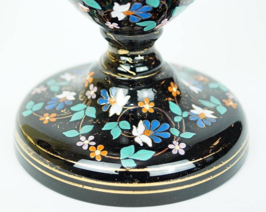 Smaltato Coppia di vasi in vetro smaltato Moser con decorazioni di uccelli e fiori in vendita