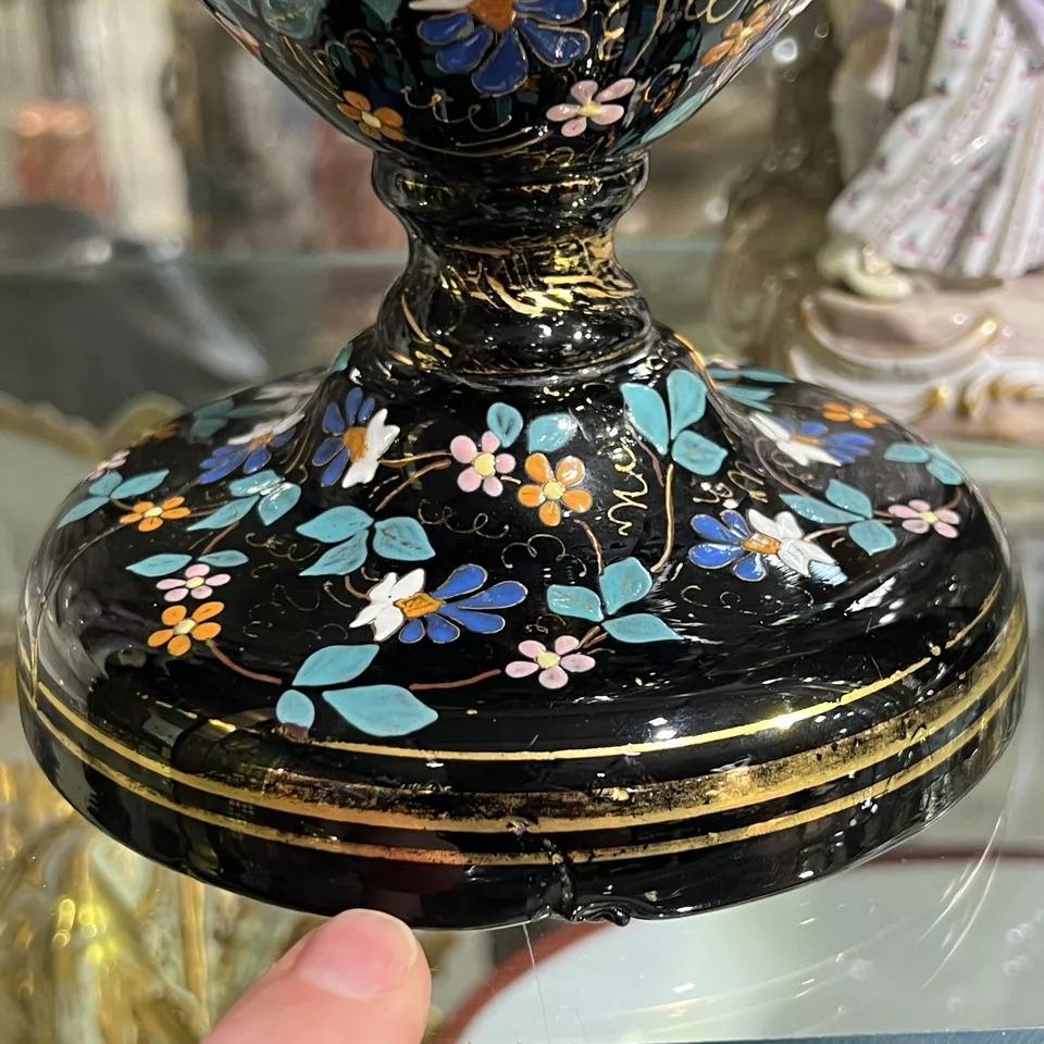 Coppia di vasi in vetro smaltato Moser con decorazioni di uccelli e fiori In condizioni buone in vendita a New York, NY