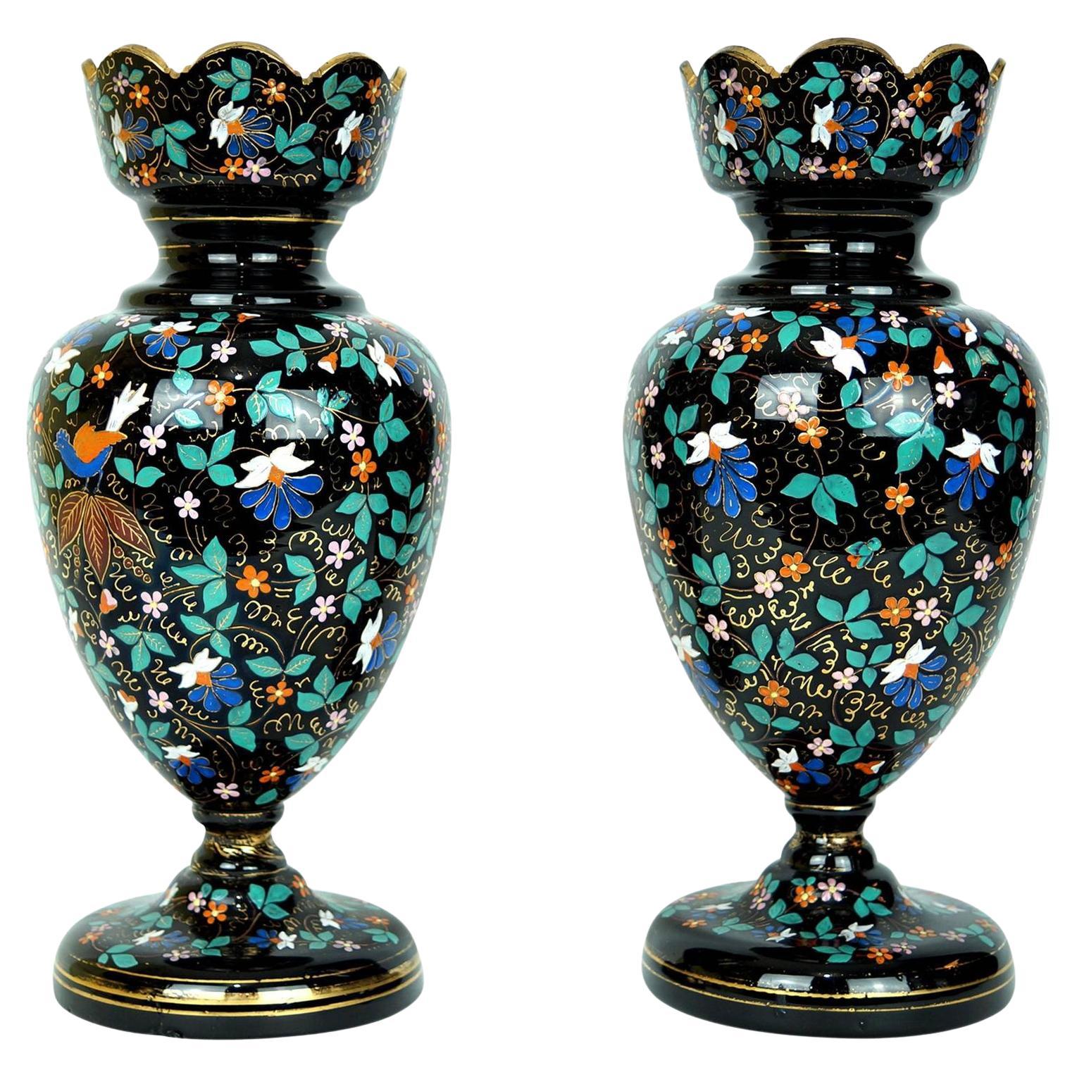 Paar Moser-Vasen aus emailliertem Glas mit Vogel- und Blumendekorationen
