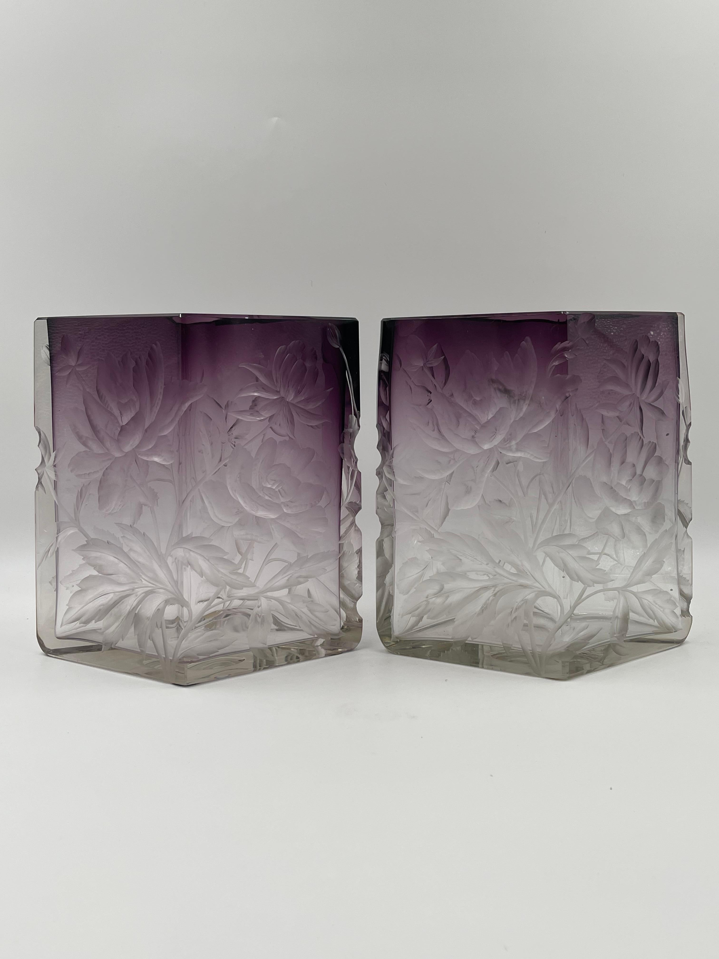 Paire de vases Moser pourpres taillés en creux et transparents en vente 5