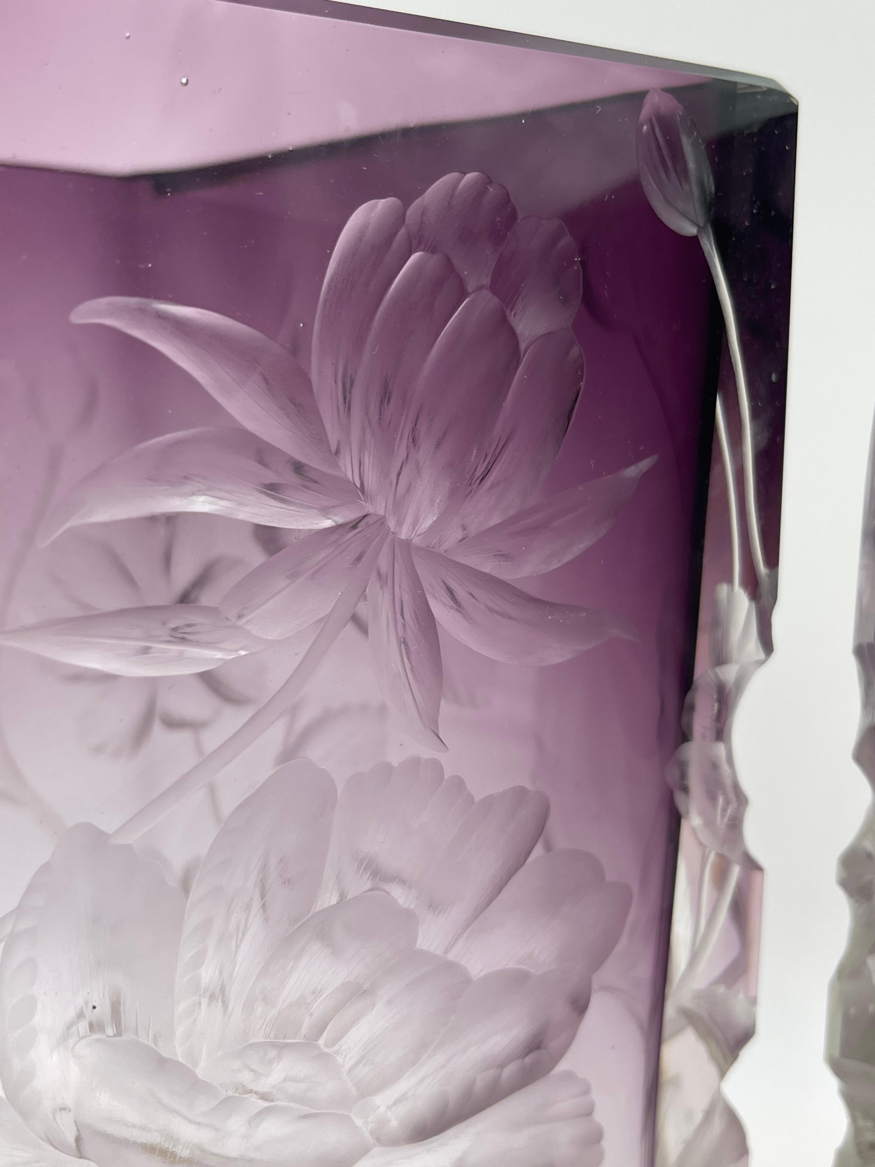 Paire de vases Moser pourpres taillés en creux et transparents en vente 6