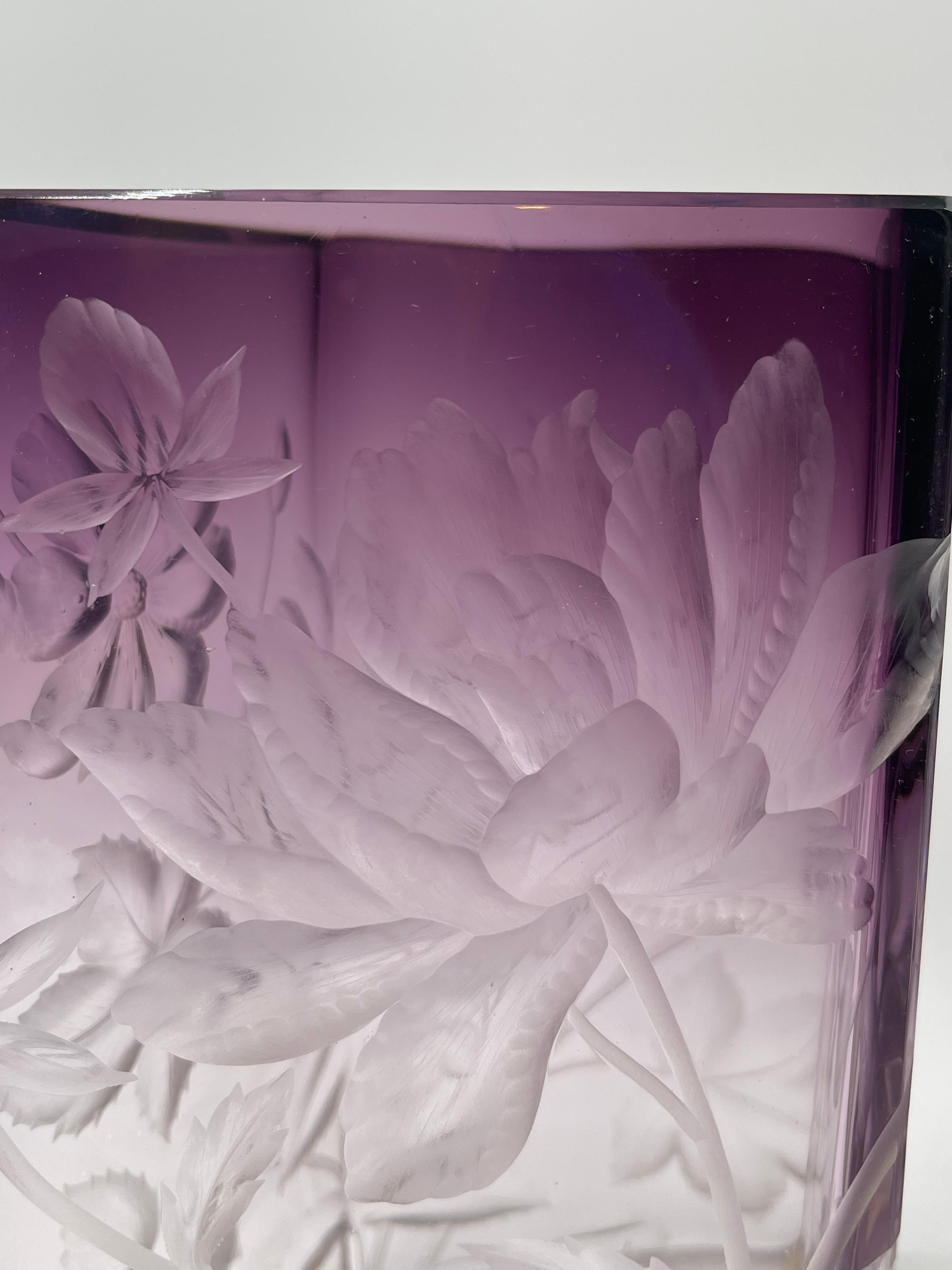 Paire de vases Moser pourpres taillés en creux et transparents en vente 7