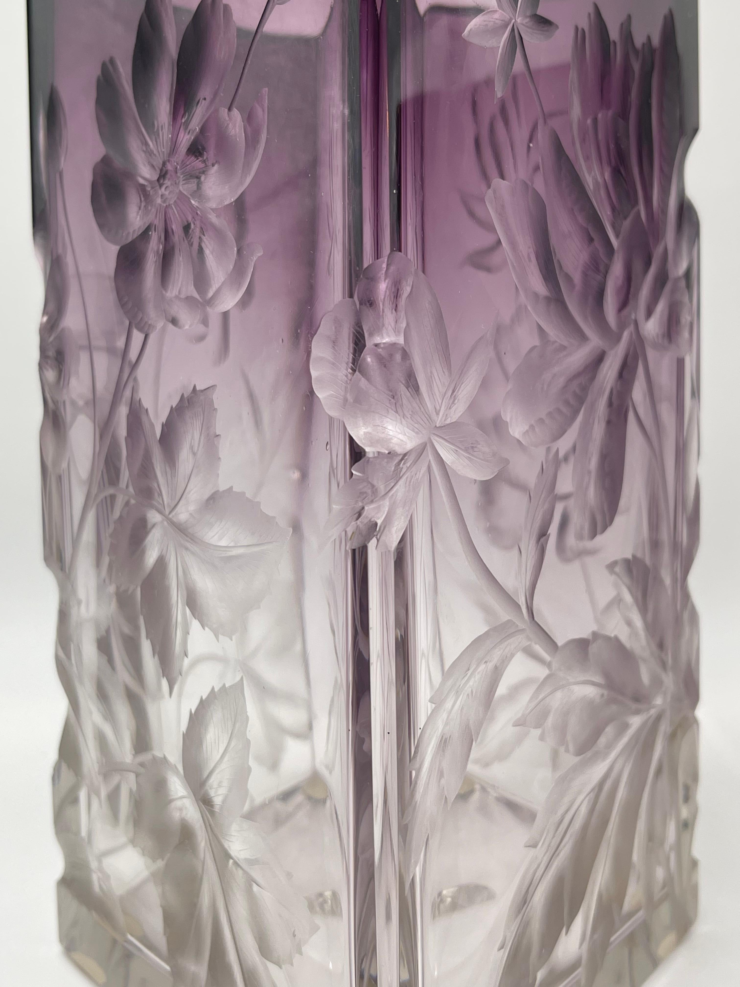 Paire de vases Moser pourpres taillés en creux et transparents en vente 8