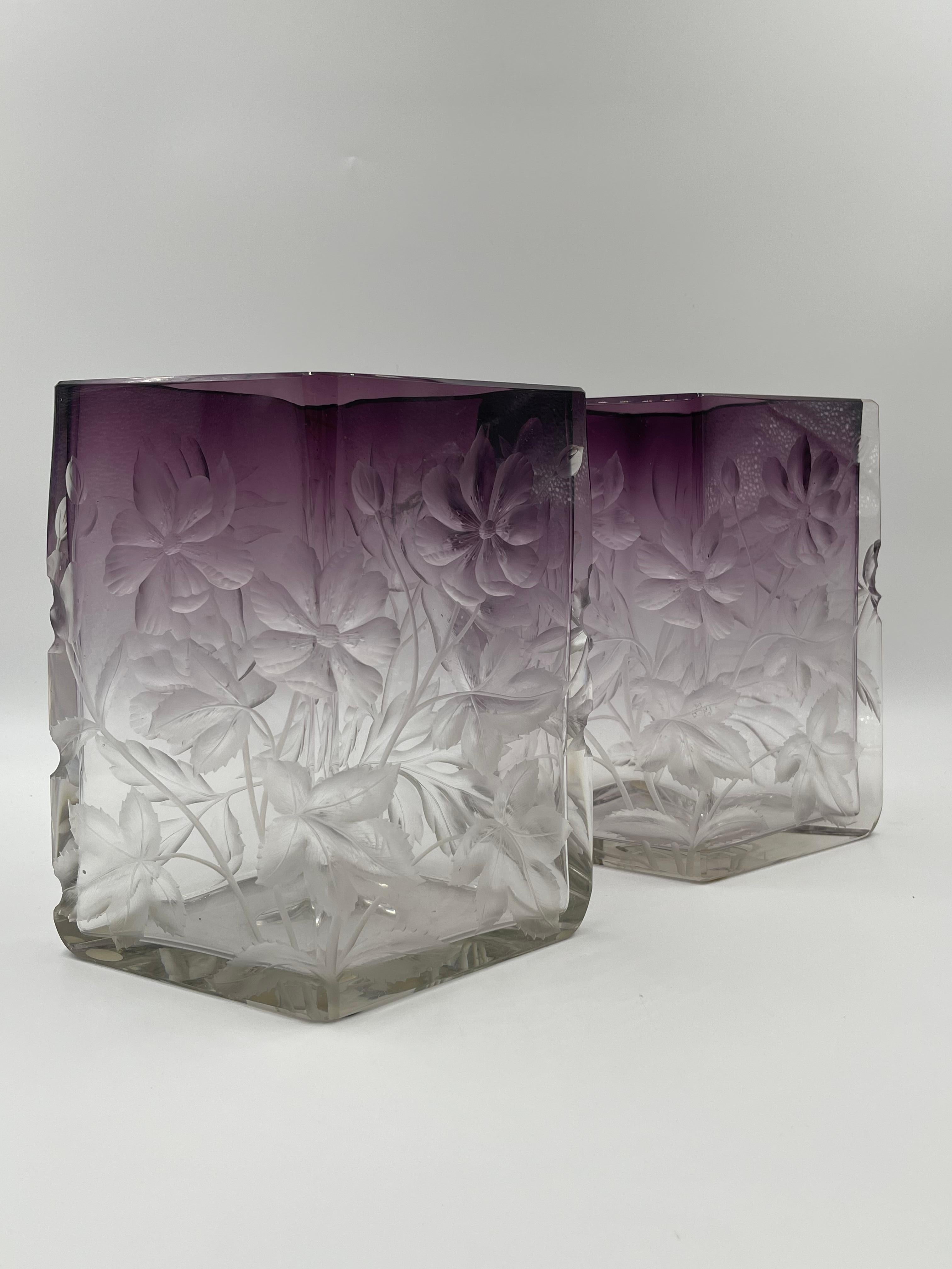 Milieu du XXe siècle Paire de vases Moser pourpres taillés en creux et transparents en vente