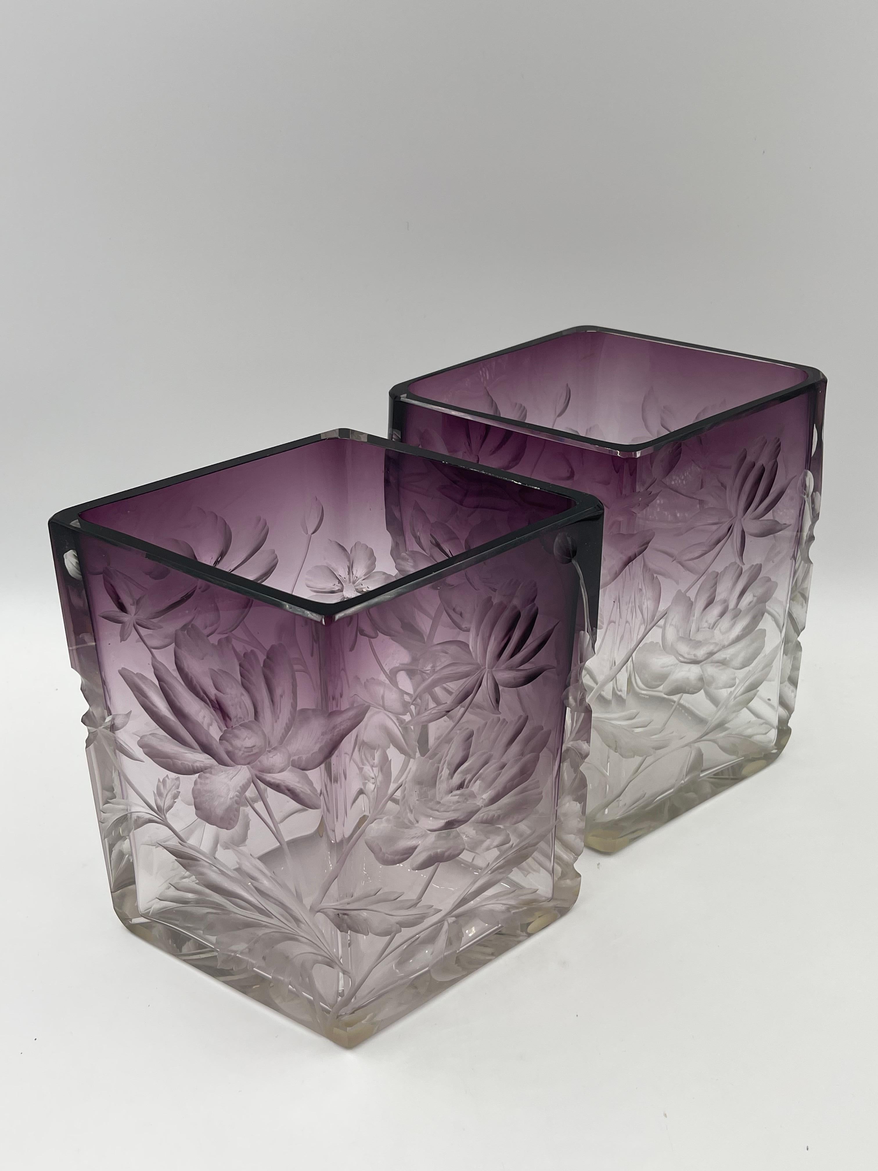 Paire de vases Moser pourpres taillés en creux et transparents en vente 2