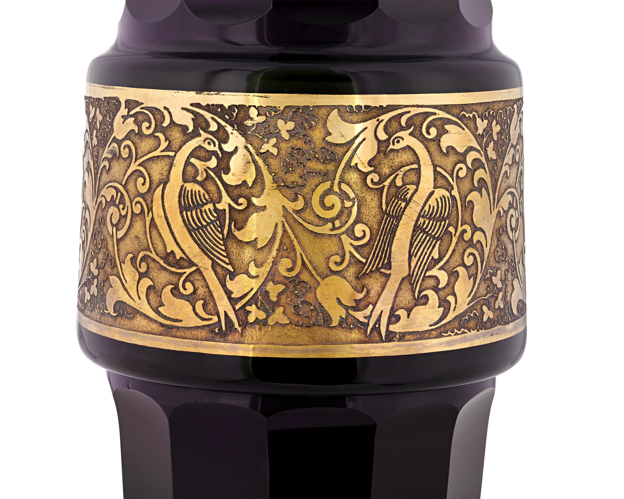 Dieses bezaubernde Vasenpaar von Moser ist ein Beispiel für die Schönheit des böhmischen Kunstglases. Mit einer Höhe von über einem Meter und einem seltenen, tiefen Amethyst-Farbton ist die Glasarbeit mit einem aufwändig vergoldeten Band versehen