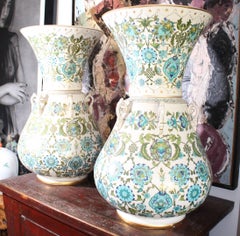 Paire de lampes en porcelaine de style mosquée avec motifs floraux dorés et émaillés