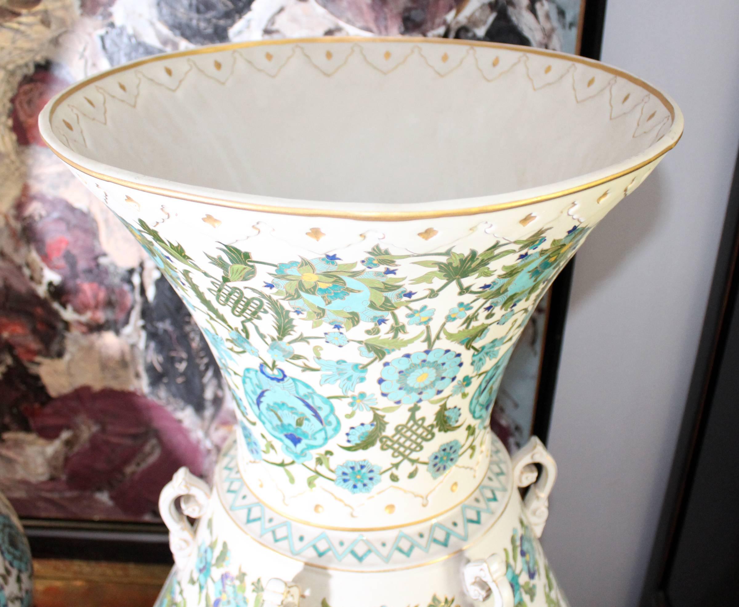 Pair of Mosque Porcelain Lamps with Gilded and Enameled Floral Patterns In Good Condition For Sale In Marbella, ES