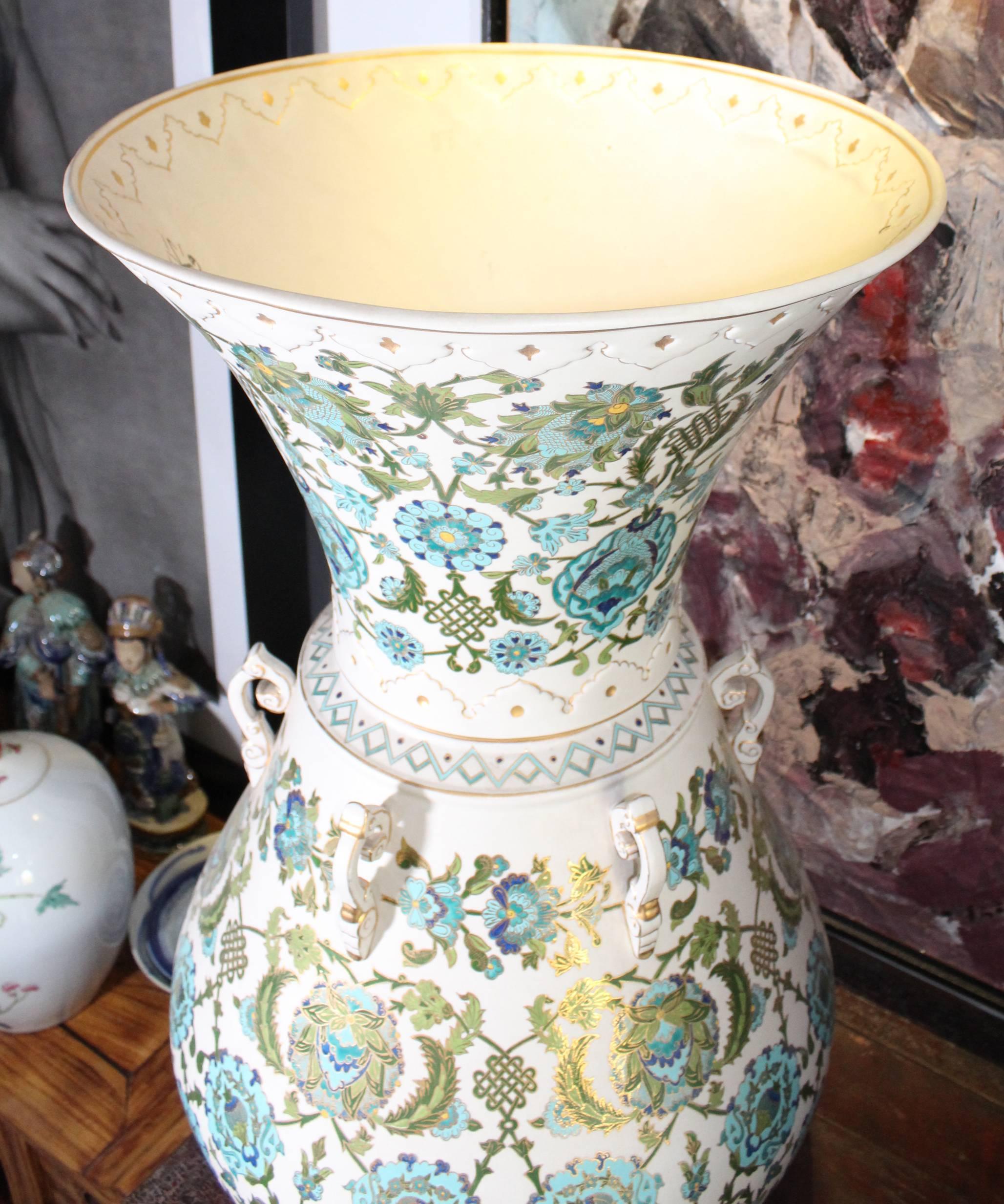 Early 20th Century Pair of Mosque Porcelain Lamps with Gilded and Enameled Floral Patterns For Sale