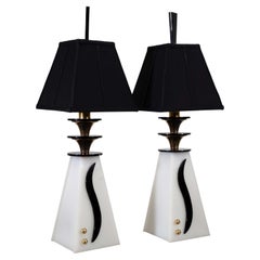 Coppia di lampade da tavolo in acrilico bianco e nero Moss Lamp Co. del 1950