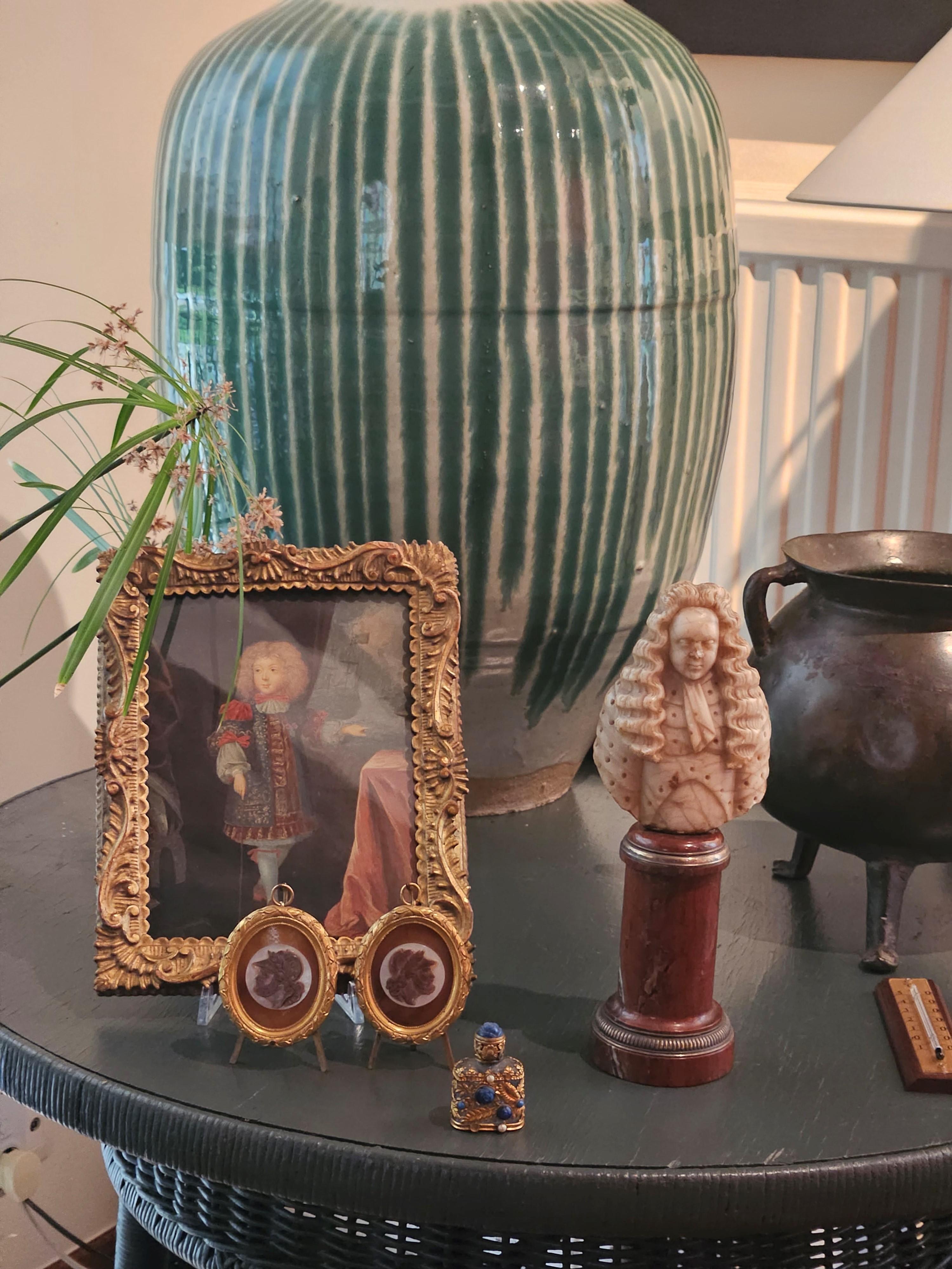 Paire de camées anciens en agate sur nacre sur corne dans un cadre en laiton doré de style Louis XIV.

Provenance : Collection vente YSL