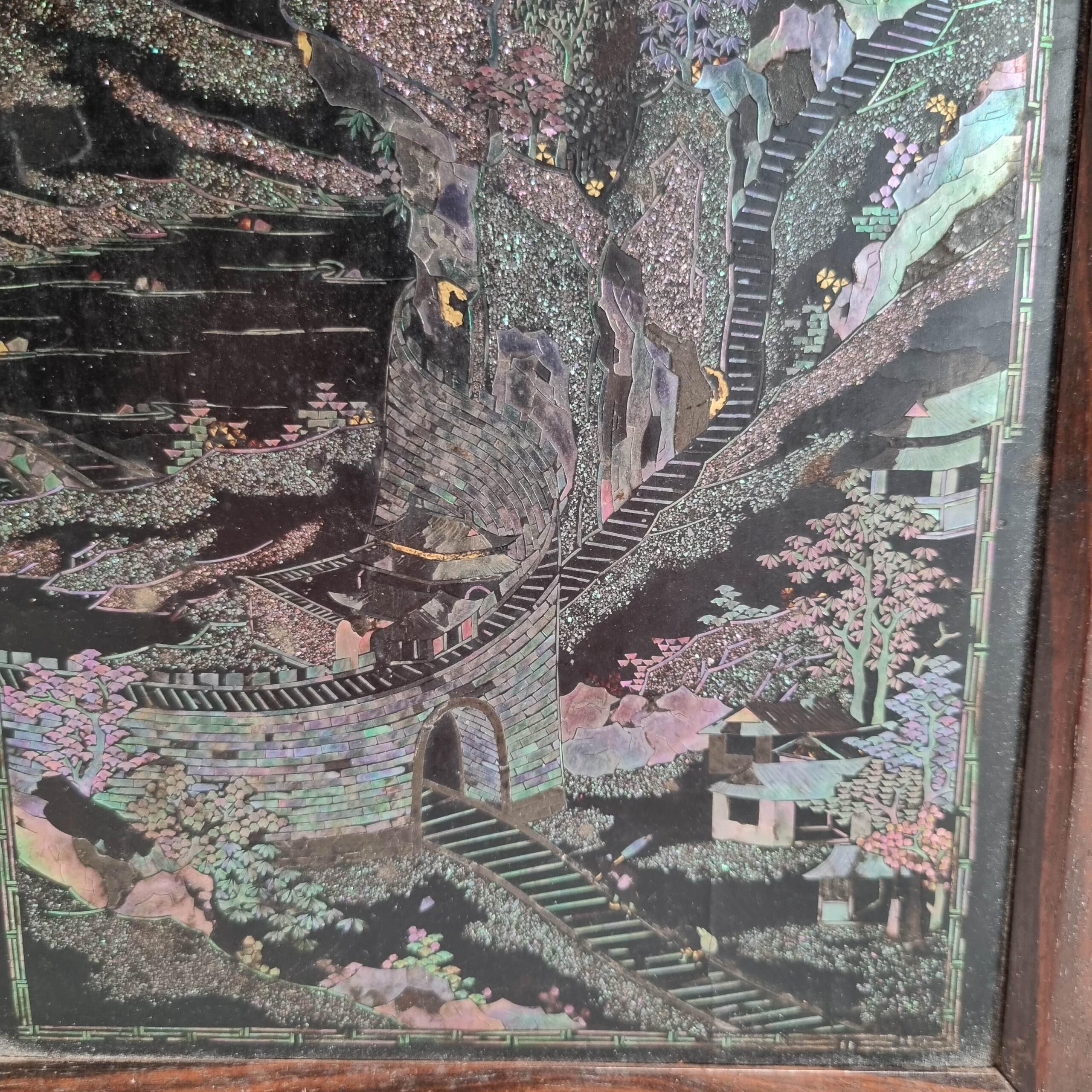 Une paire de plaques de nacre de très haute qualité, transformées en table d'écriture. Dans la même famille depuis 1900. Plaques datant du 18ème siècle, probablement Kangxi et plus tard montées dans un beau cadre en bois et transformées en table à