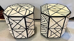 Paar perlmuttfarbene achteckige Hocker mit geometrischer Intarsie, Endtische