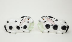 Paar Mottahedeh Hasen aus schwarzem und weißem Porzellan