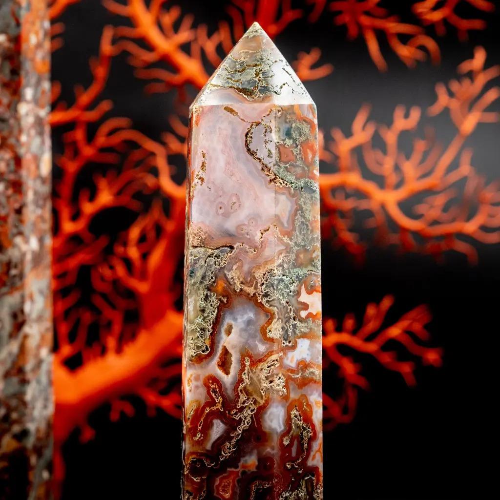 This pair of Money Agate obelisks, elegantly presented on bases, showcases the natural nobility of a stone shaped over the ages. Formed through successive layers of chalcedony, this agate reveals a refined cryptocrystalline texture, sculpted deep