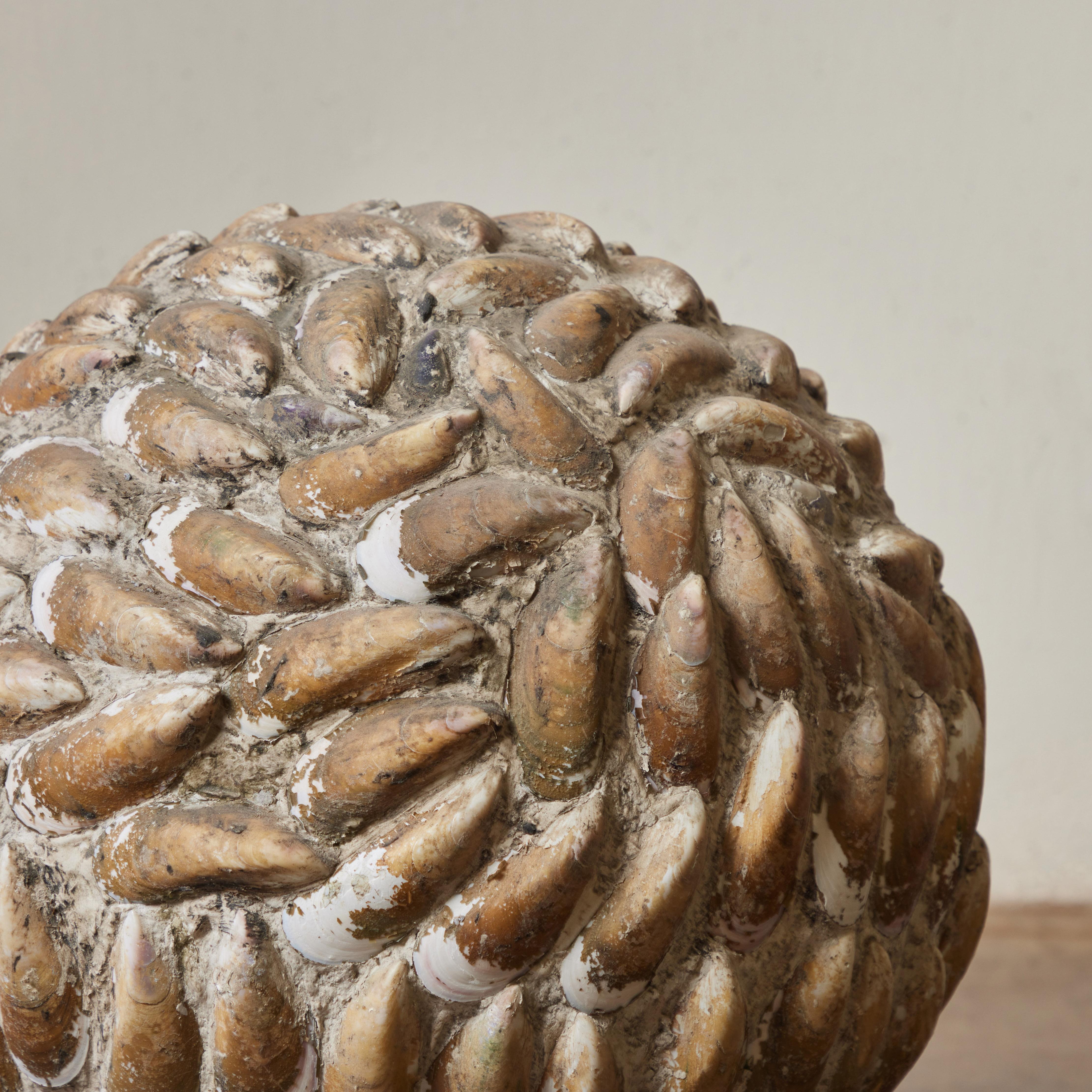 Début du 20ème siècle Paire de sculptures de coquillages sphériques montées sur pied en vente