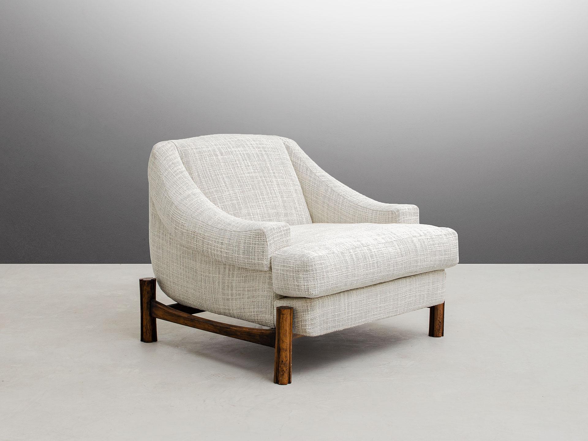This amazing lounge chair is definitely an eyecatcher. The design of the beautiful wood structure combines beautifully the curve lines of the comfortable seat. This piece was restored by one of the best craftsmanship in São Paulo, Brazil. The light