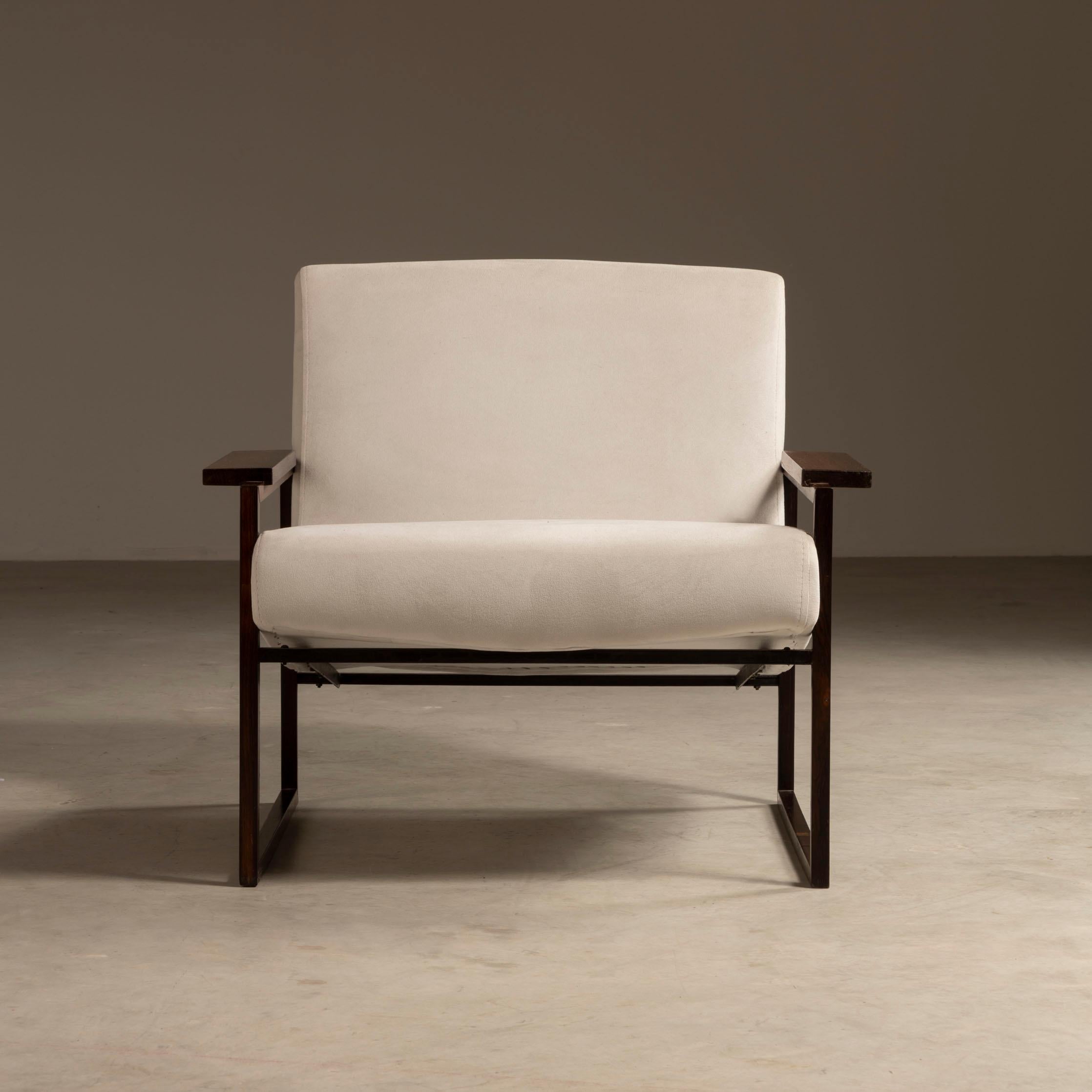 Le fauteuil MP-05 est un exemple exceptionnel de la vision créative de l'architecte et designer brésilien Percival Lafer. Conçu à l'origine comme une variation du fauteuil MP-03, le MP-05 présente une esthétique unique et raffinée, avec une