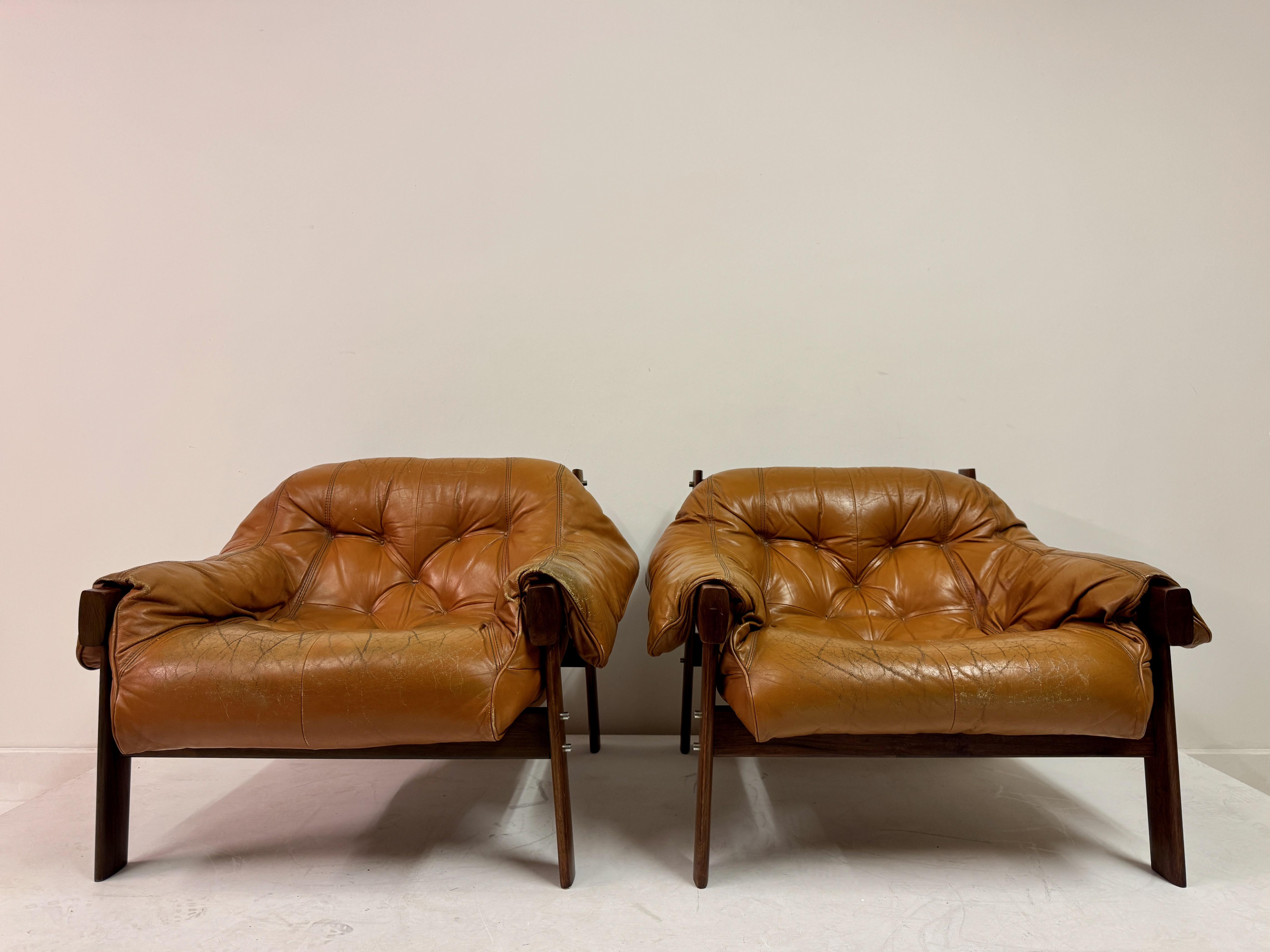 Paar MP-41 Lounge-Stühle von Percival Lafer, Brasilien, 1970er Jahre

Ein einladendes Paar MP-41 Lounge Chairs, entworfen von Percival Lafer in Brasilien in den 1970er Jahren. Mit ihren architektonischen Hartholzrahmen und den tiefen,