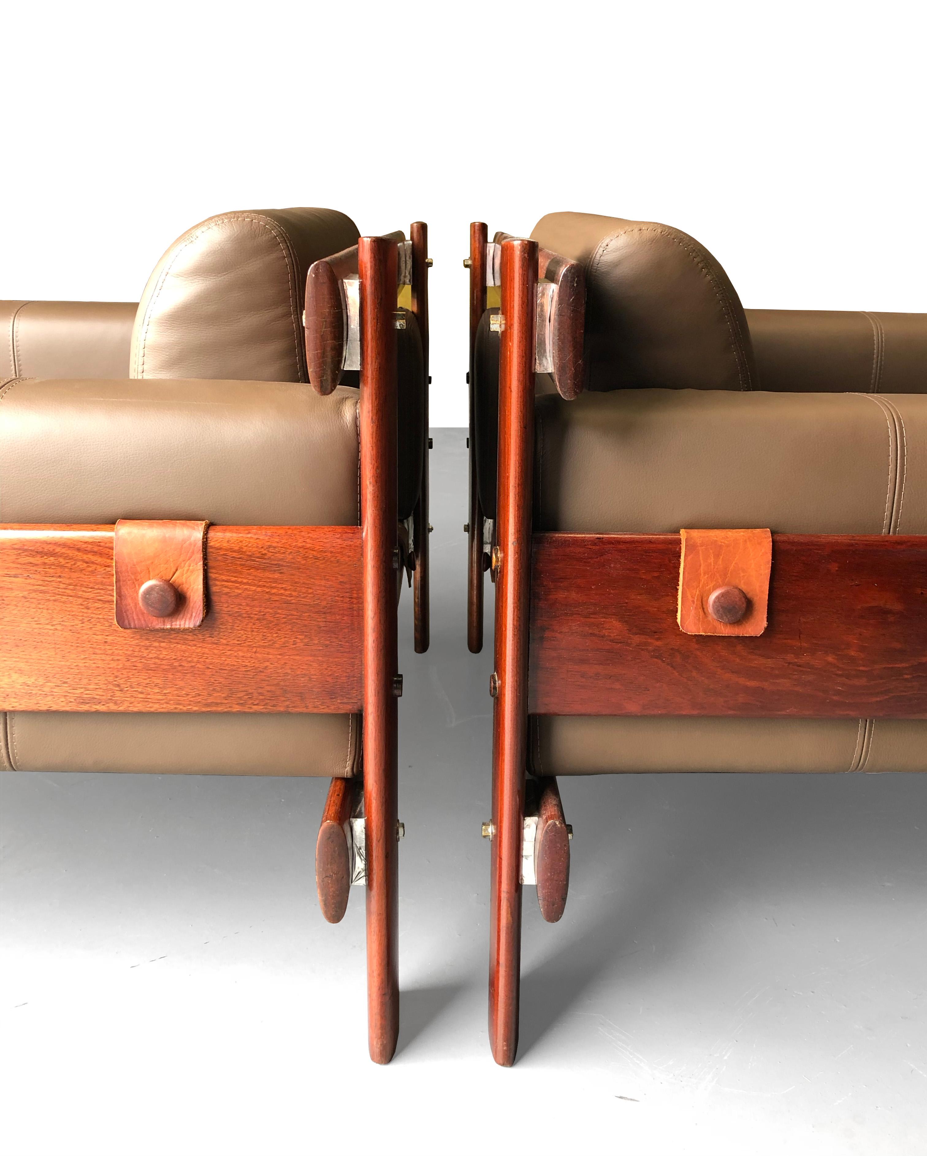 Modèle rare de fauteuil de Percival Lafer, notre étonnante paire de MP-51 a sa structure entièrement réalisée en bois massif de Jatobá - cerisier brésilien. 
La base du siège a été refaite avec de nouvelles sangles en cuir naturel. Ces sangles font