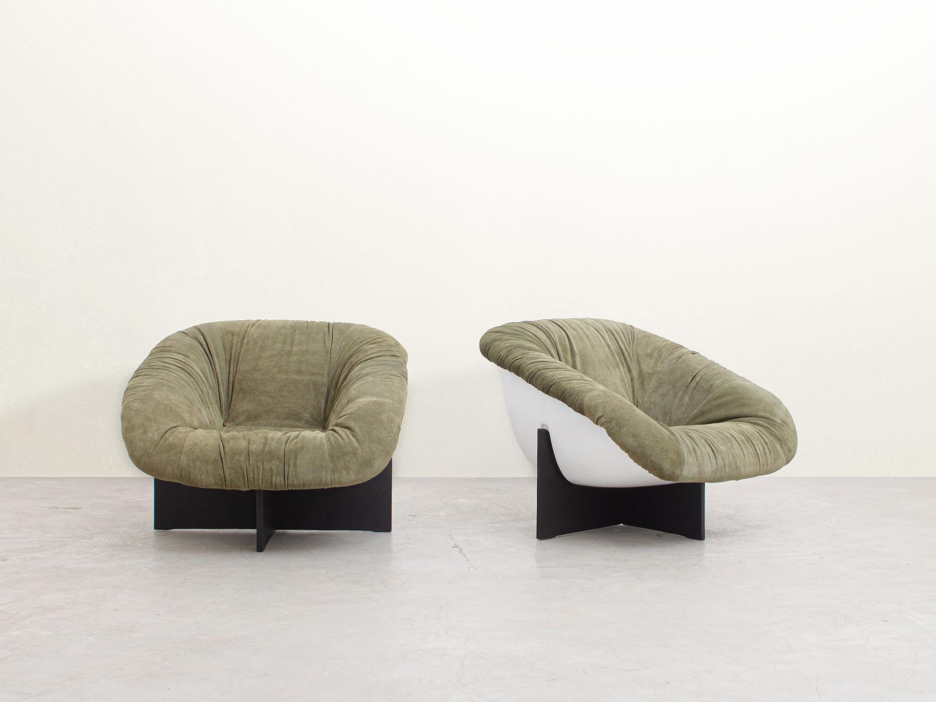 This pair of MP-61 armchairs was designed in the 70s by the master Percival Lafer. It is a very rare piece that demonstrates the genius and unmistakable style of the designer.

Popular during the 60s, interest in spatial aesthetics influenced the